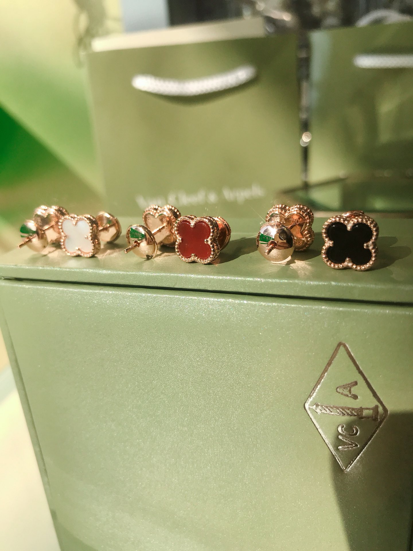 Sweet Alhambra 1 Motif Studs Collections