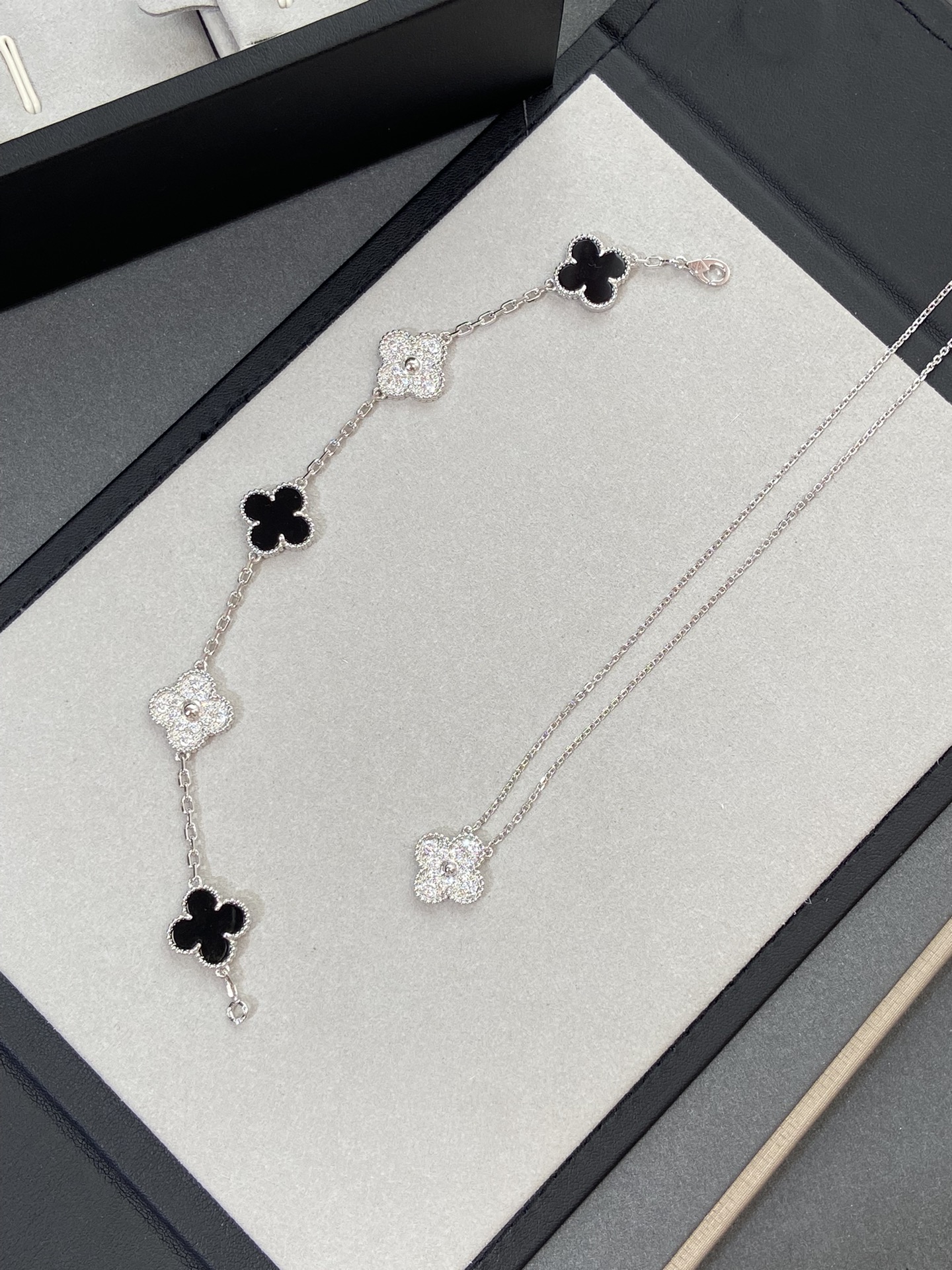 1.Alhambra Black Onyx 5 motifs Bracelet with Diamonds