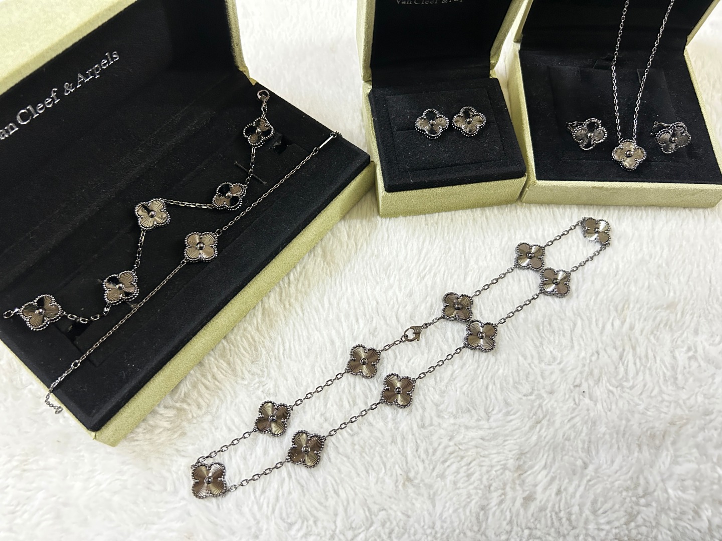 1.Alhambra Black Laser 5 motifs Bracelet