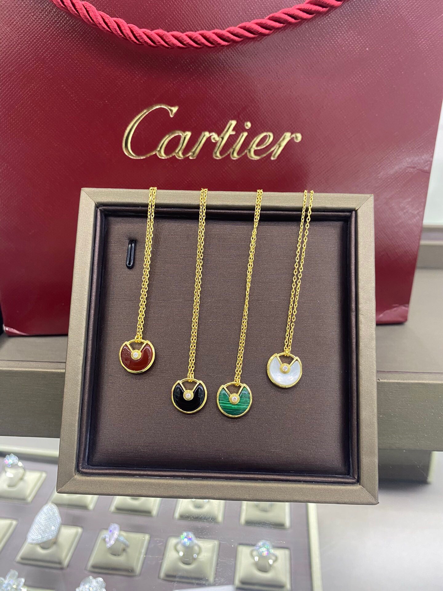 amulette de Ca*t*er necklaces