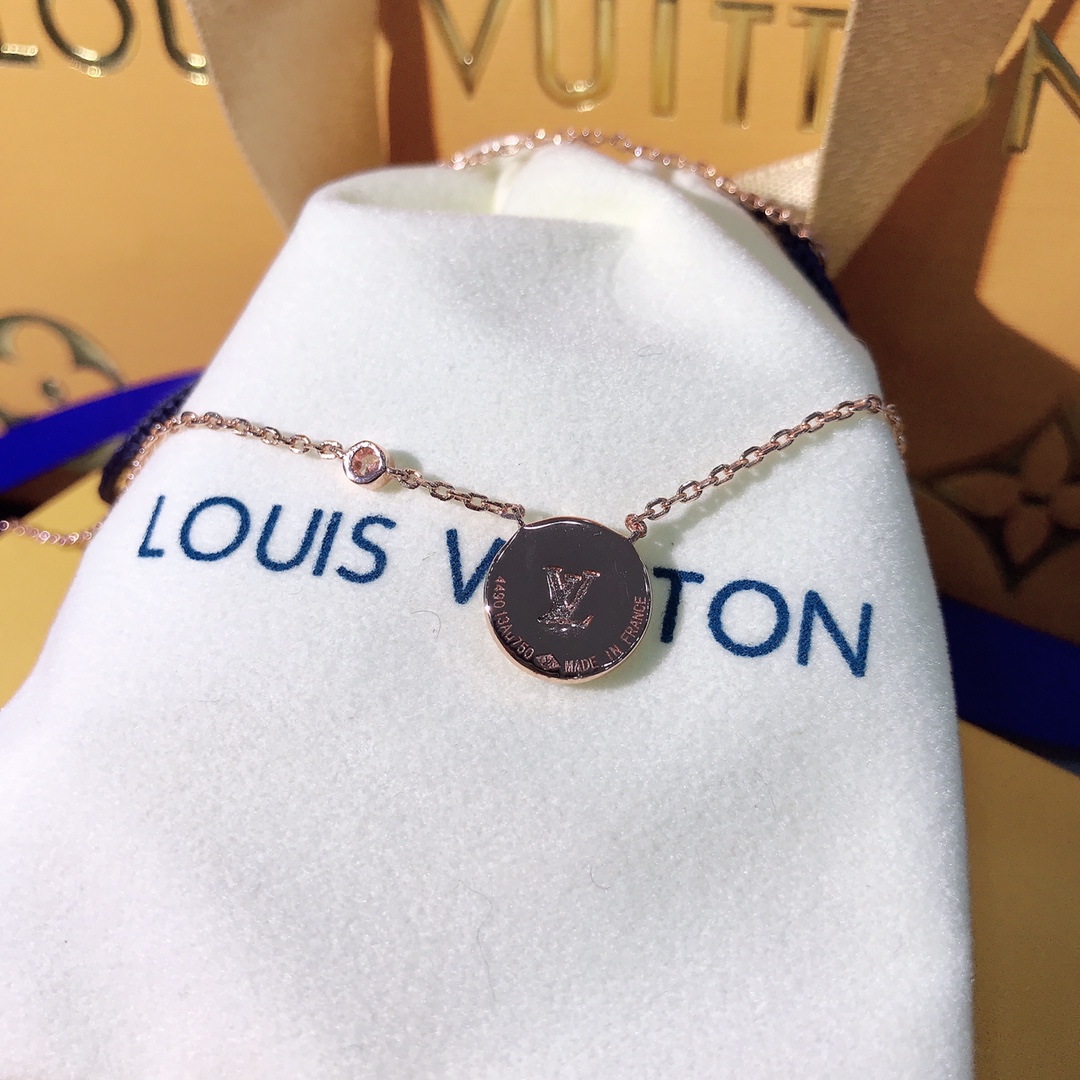 Round Four Leaf Clover Necklace White Flower