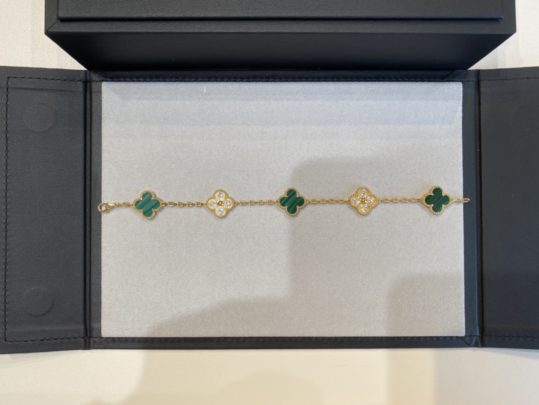1.Alhambra Malachite 5 motifs Bracelet with Diamonds
