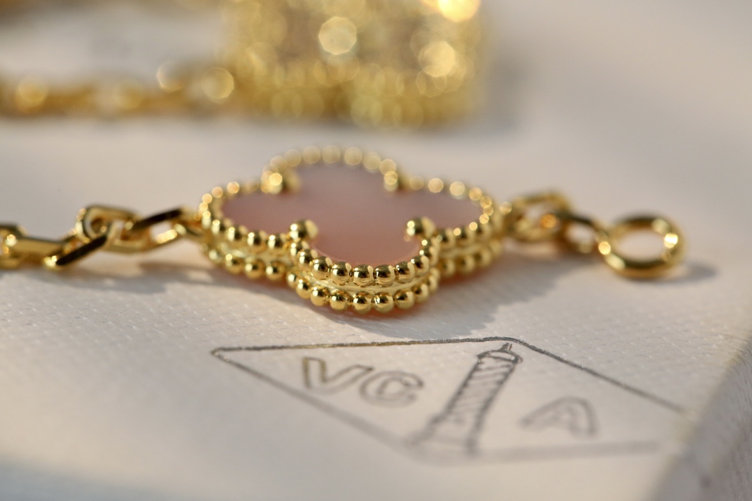 1.Alhambra Pink Mother-of-pearl 5 motifs Bracelet with Diamonds