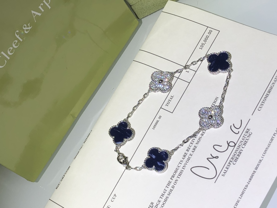 1.Alhambra Peter Stone 5 motifs Bracelet with Diamonds