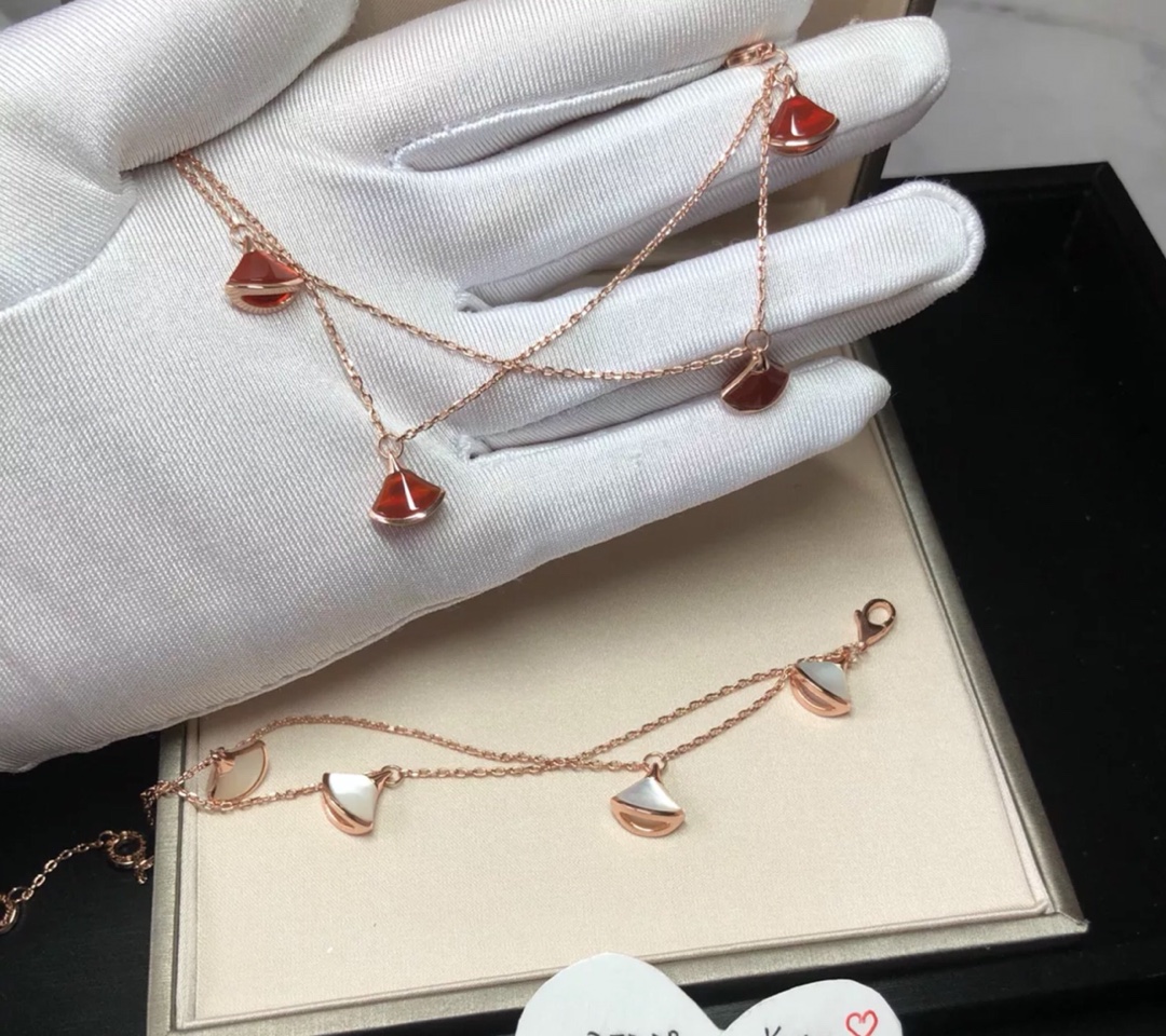4 Pendants White Skirt Bracelet