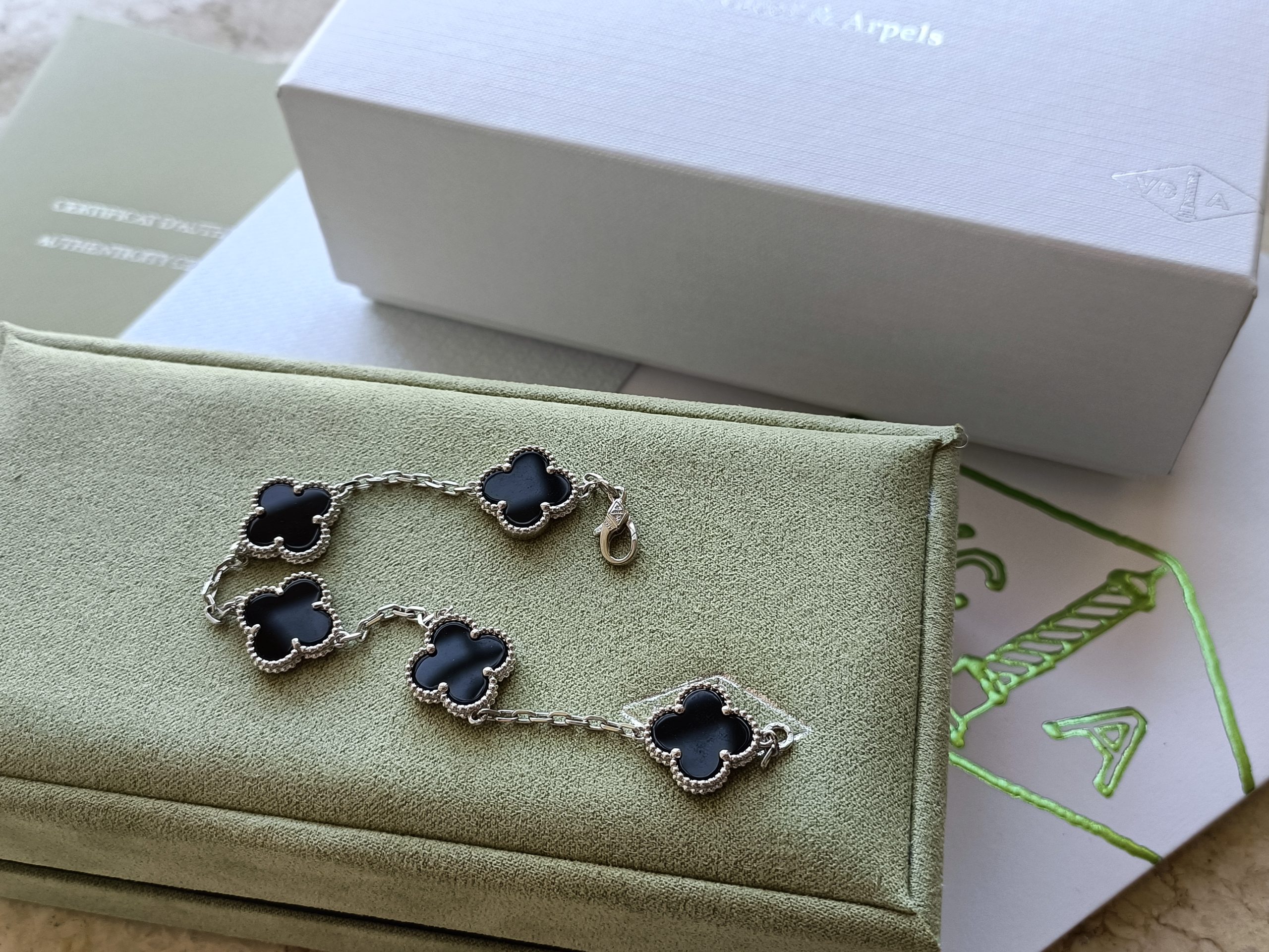 1.Alhambra Black Onyx 5 motifs Bracelet