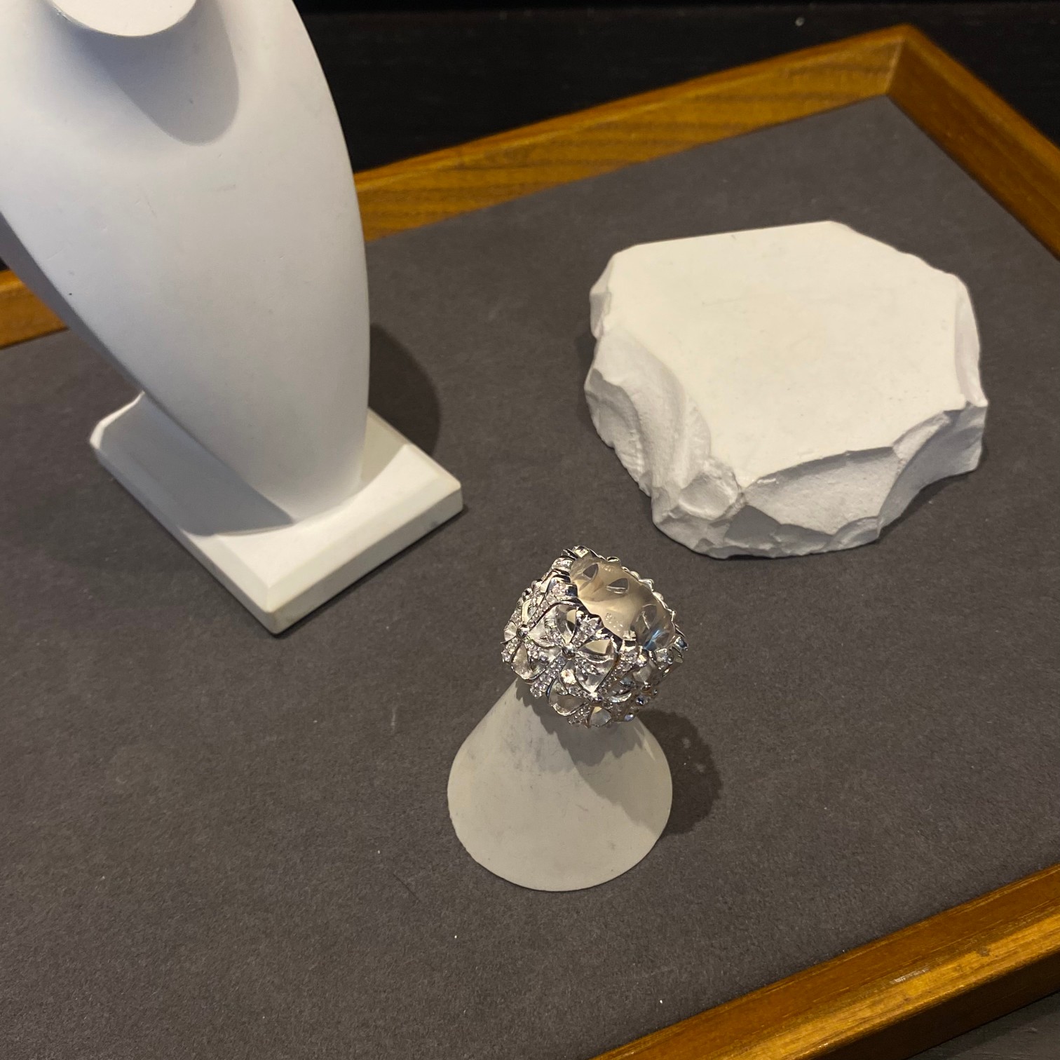 Round Tomb Ring with Stones