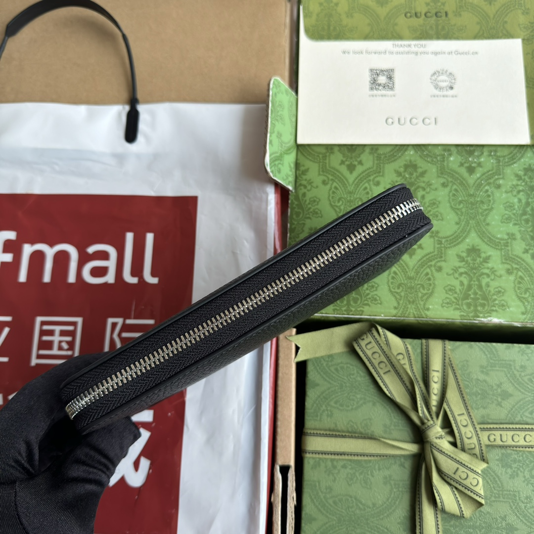 G*u*i logo wallet