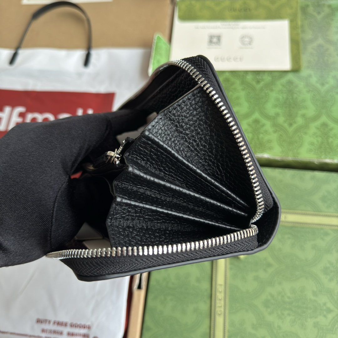 G*u*i logo wallet