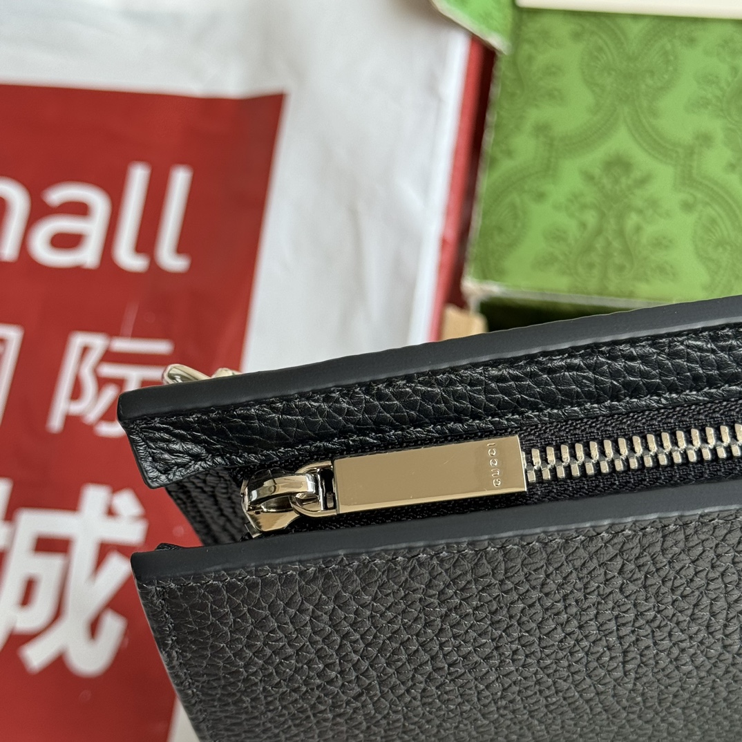 G*u*i logo bag