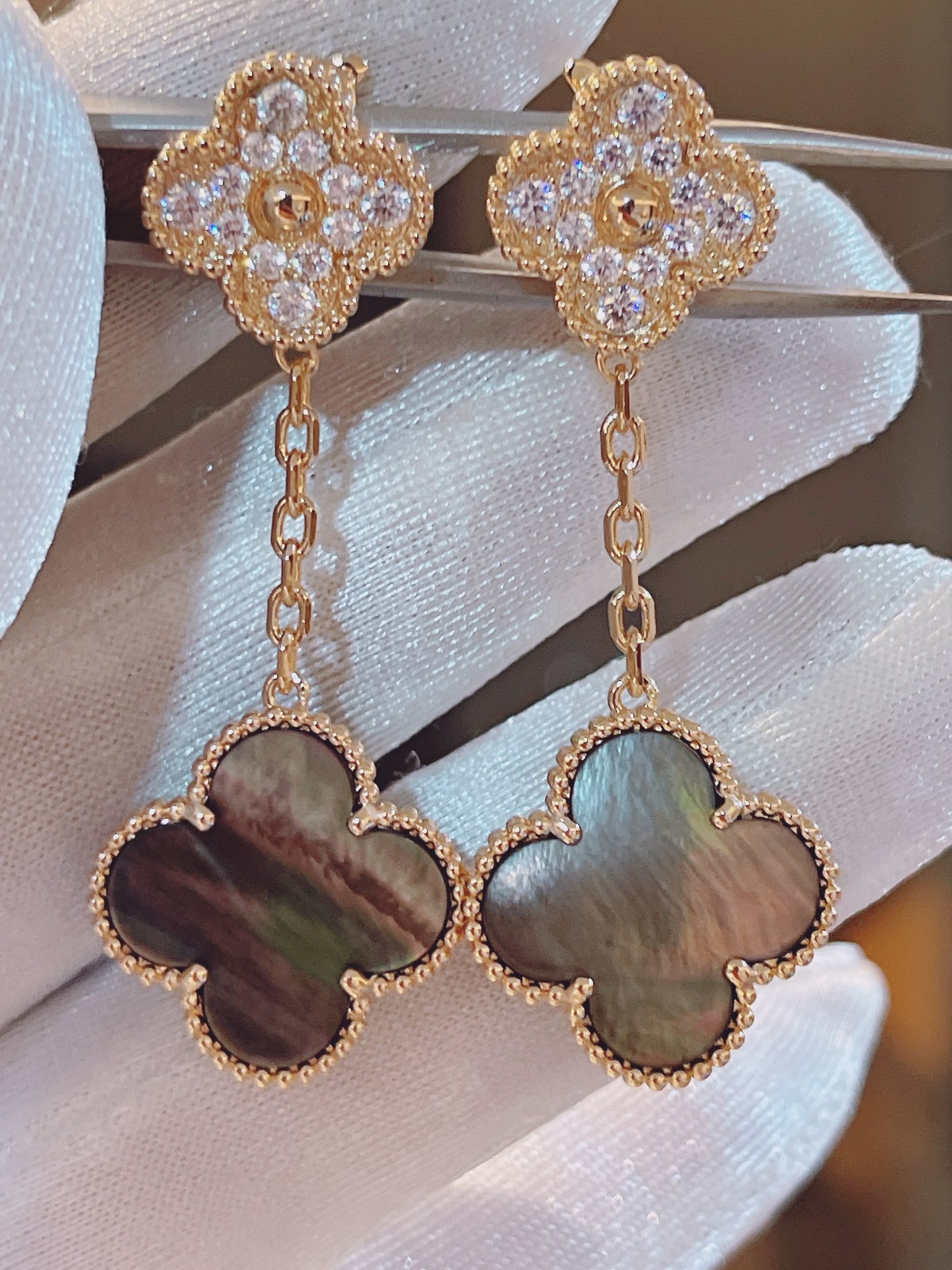 Alhambra 2 Motif Grey Mother-of-Pearl Earrings with Full Diamonds