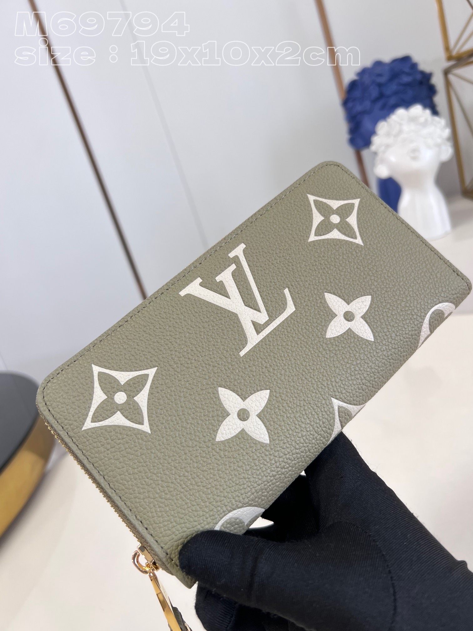 l0*is V*t0n m69794 zippy bag in green is made of colorful monogram empreinte leather