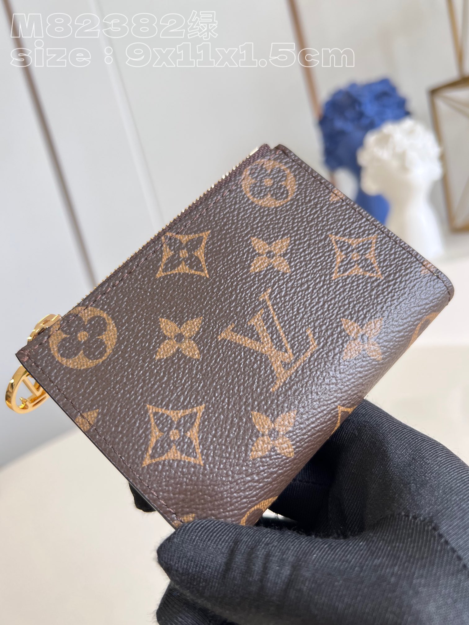 l0*is V*t0n m82382 green portefeuille lisa is made of monogram canvas and lined