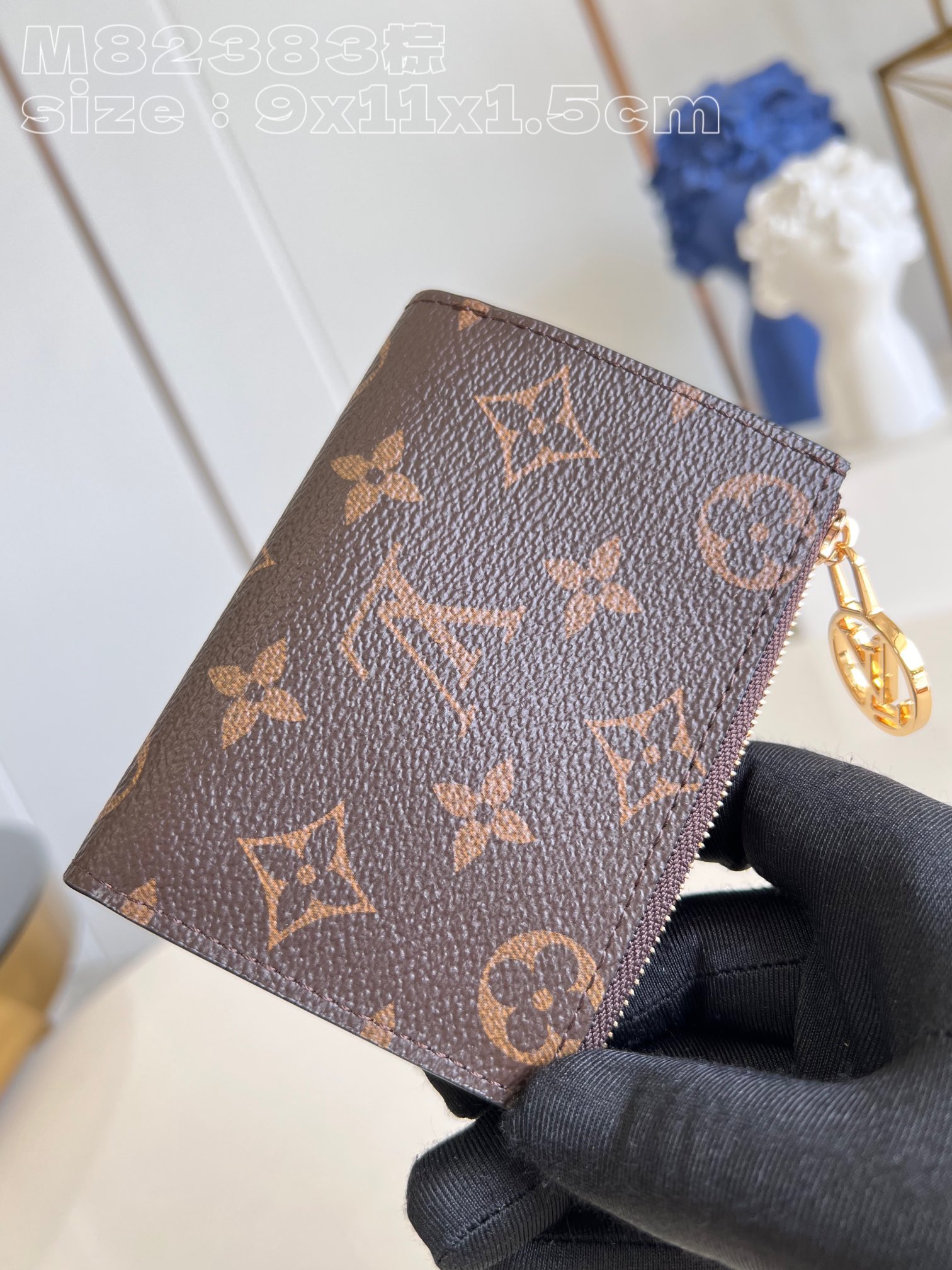 l0*is V*t0n m82415 brown portefeuille lisa is made of monogram canvas and lined with colored