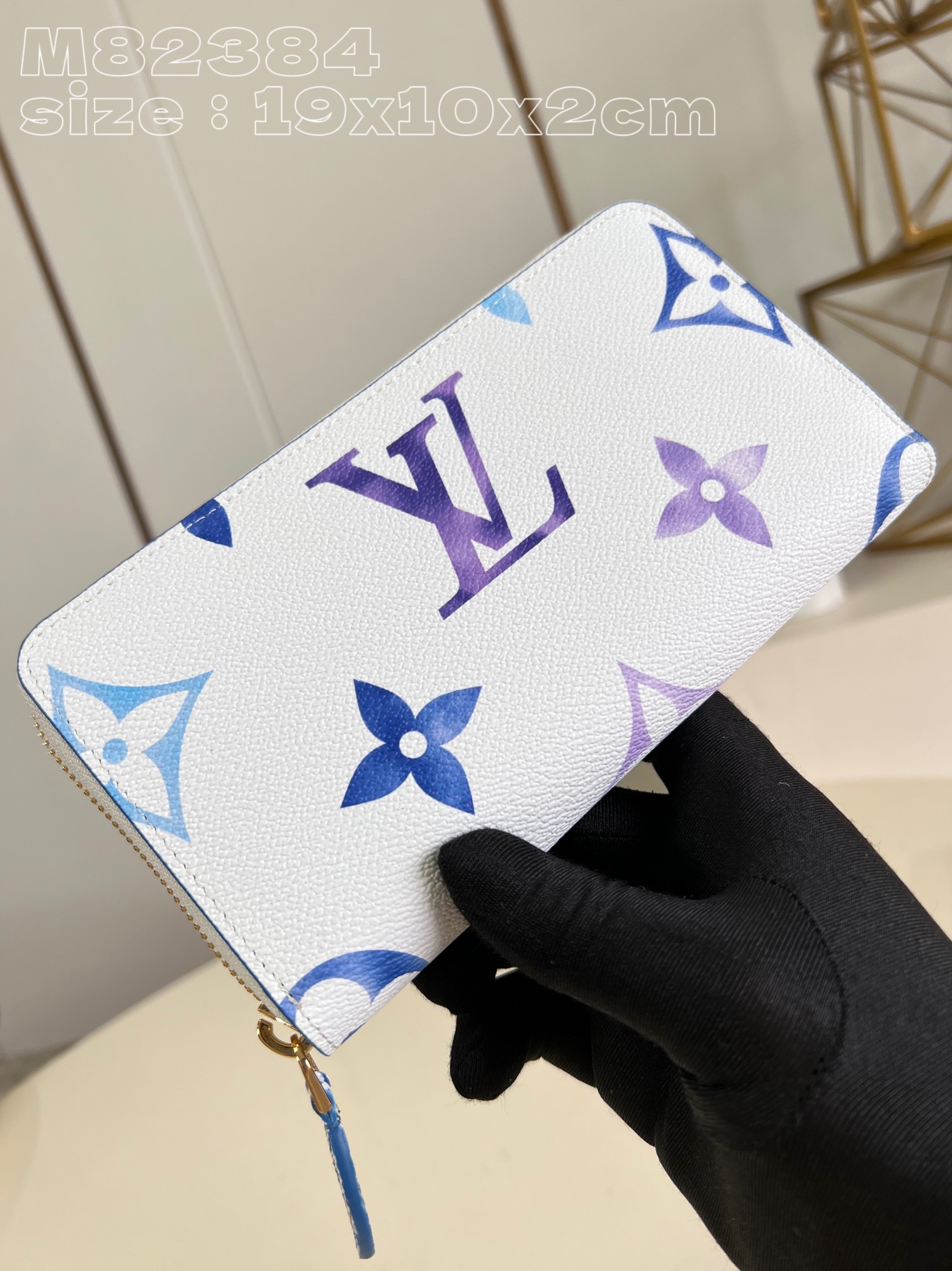 l0*is V*t0n m82384 zippy wallet in blue is made of canvas with an oversized monogram pattern