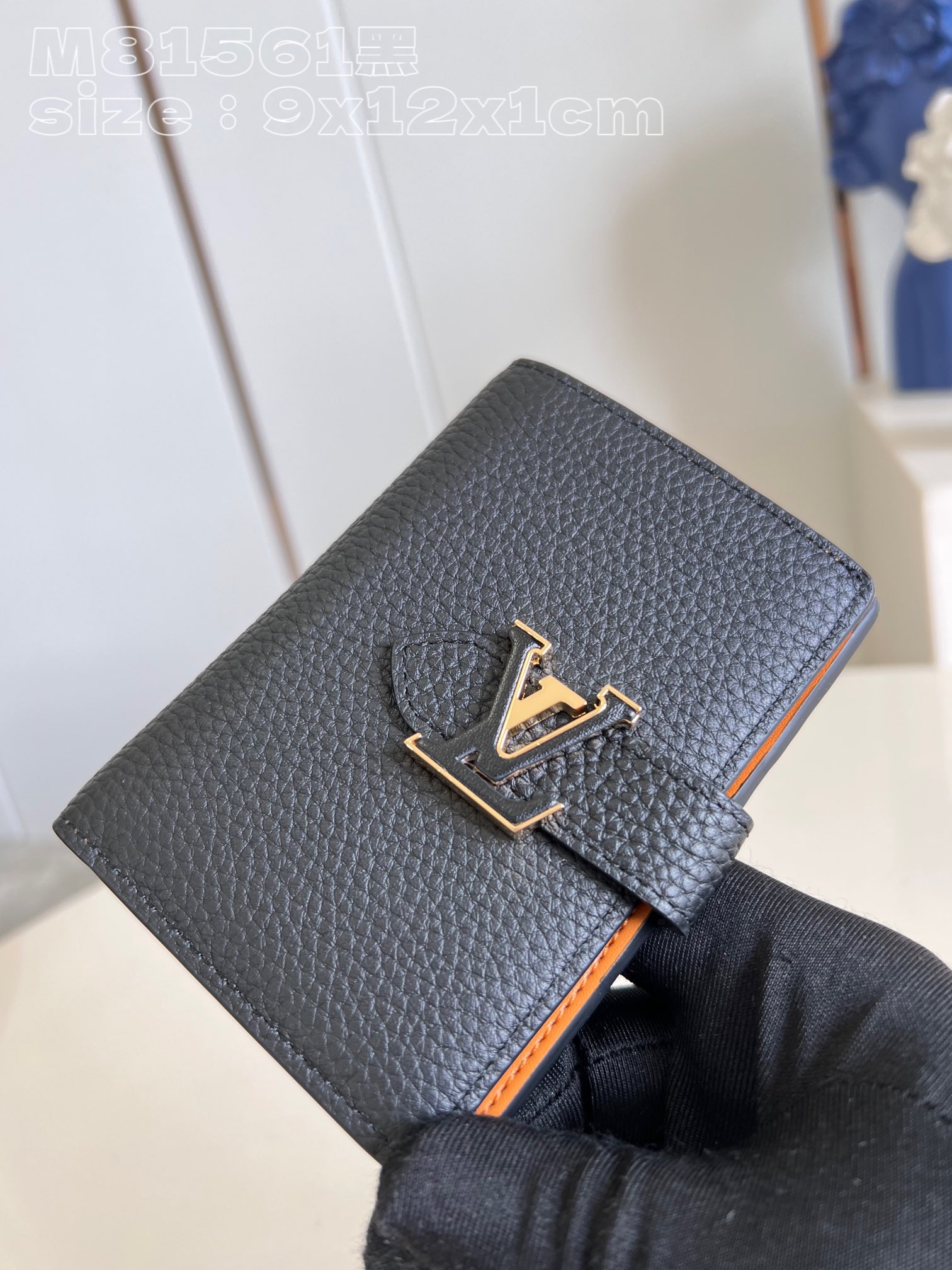 l0*is V*t0n m81561 in black, in grained taurillon leather, is a small, straight lv bag