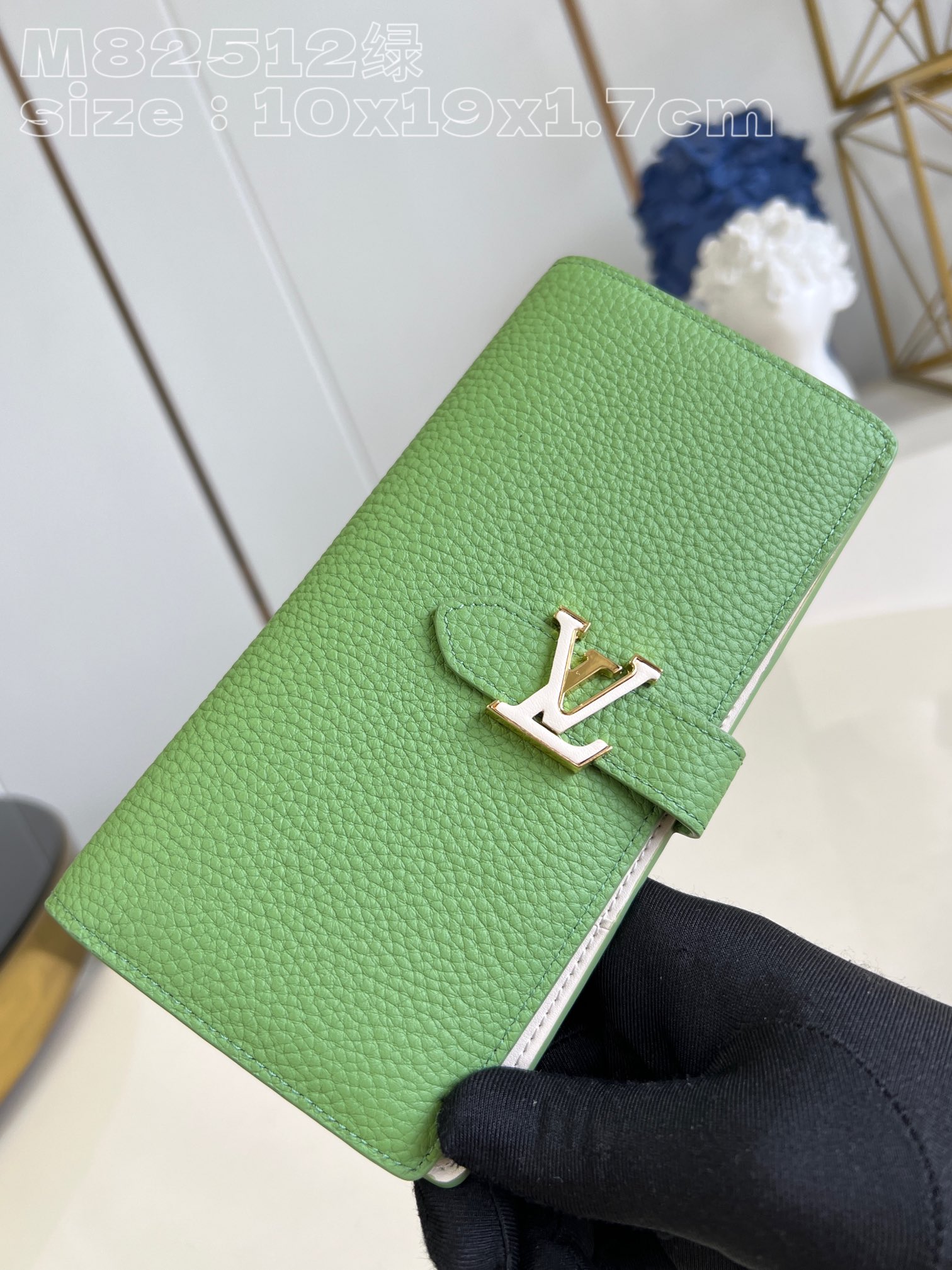 l0*is v*t0n m82512 green lv vertical wallet in S*pple grained taurillon leather