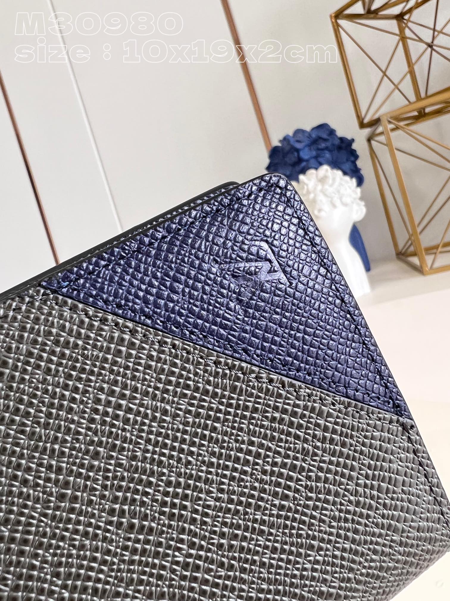 l0*is V*t0n m30980 dark blue brazza wallet has the richness of taga leather and the traditional