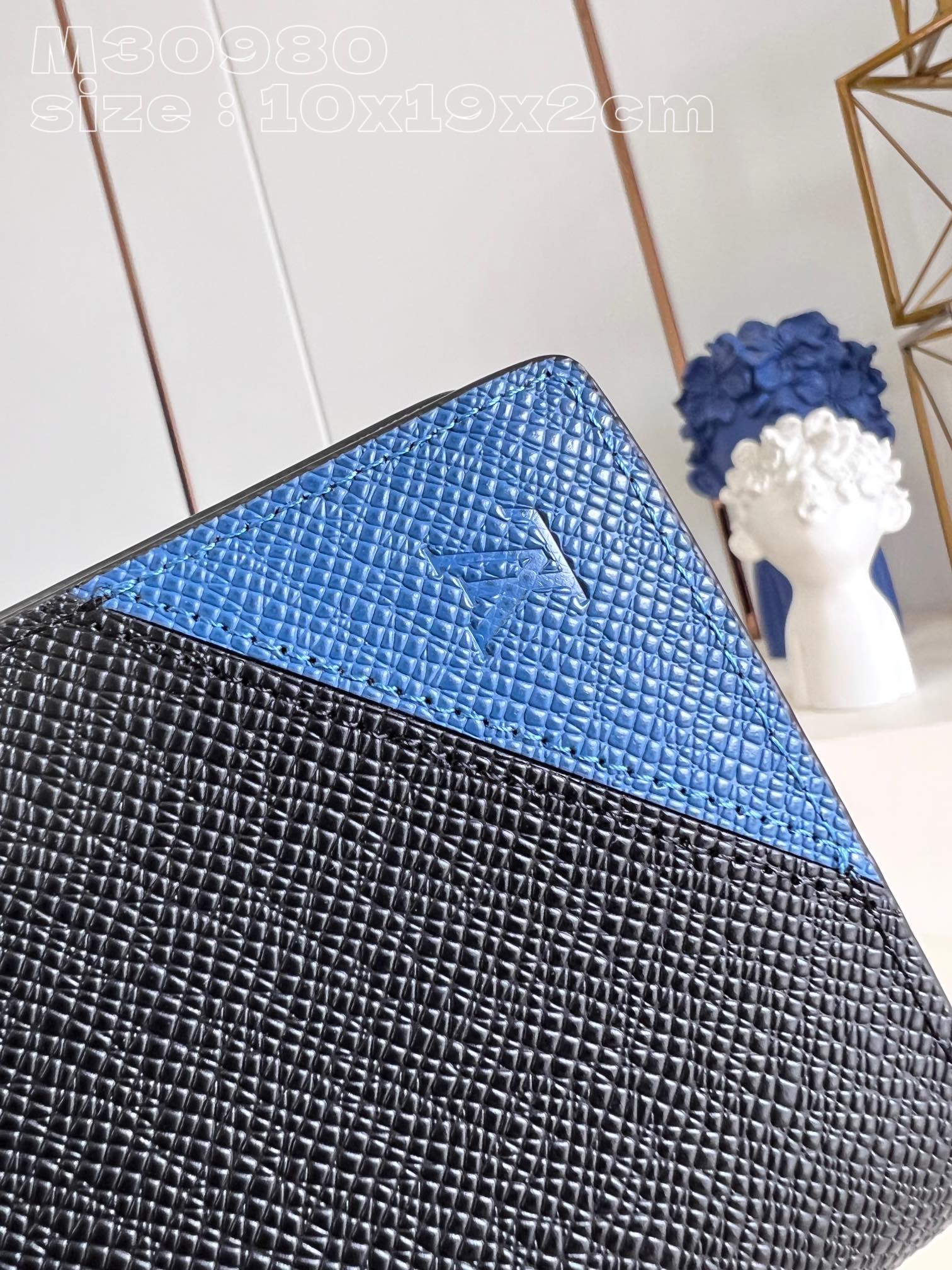 the brazza wallet in l0*is V*t0n m30980 has the rich texture of taga leather and the traditional