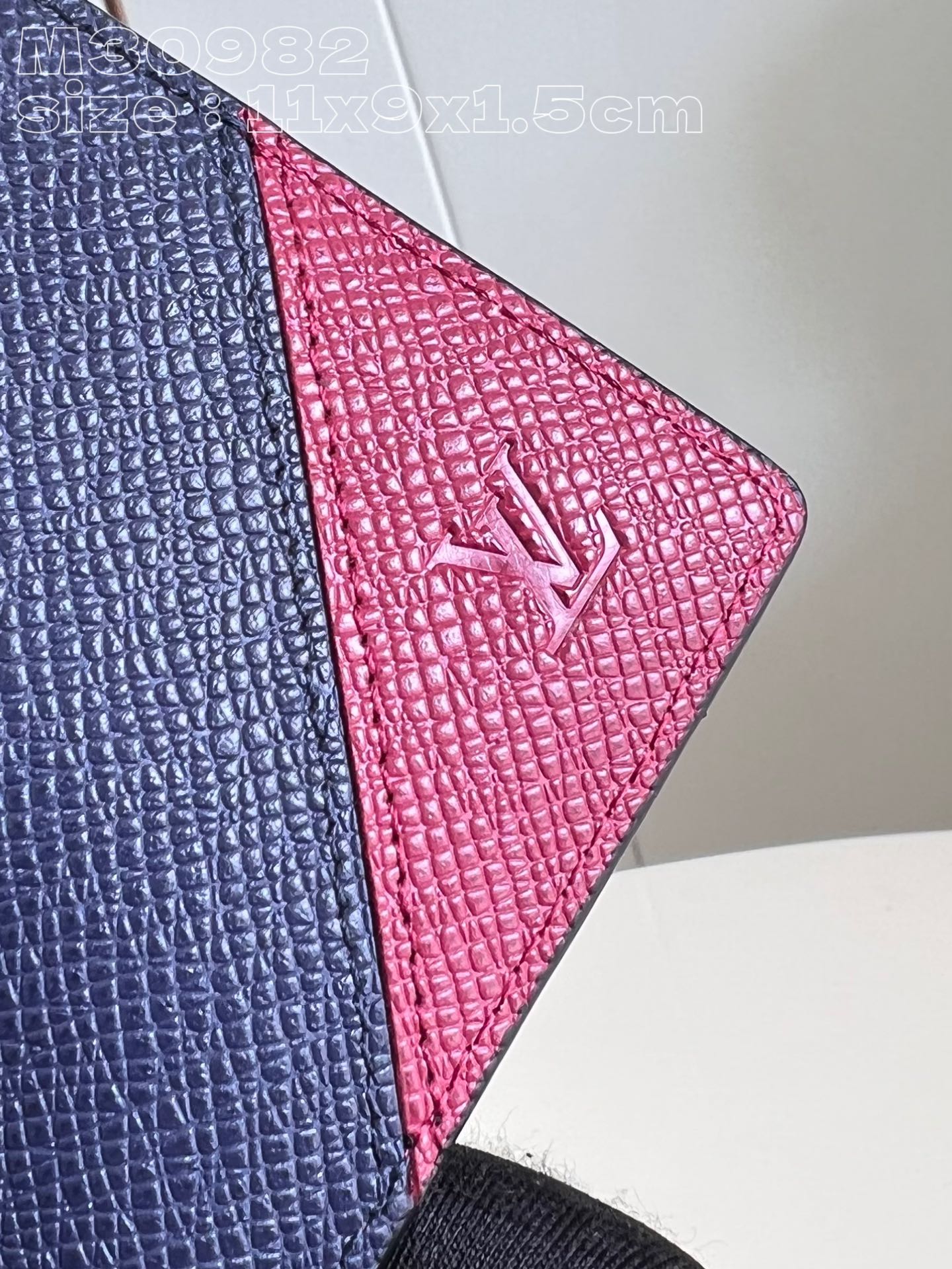 l0*is V*t0n m30982 date multiple wallet in taga cowhide leather is a minimalist design