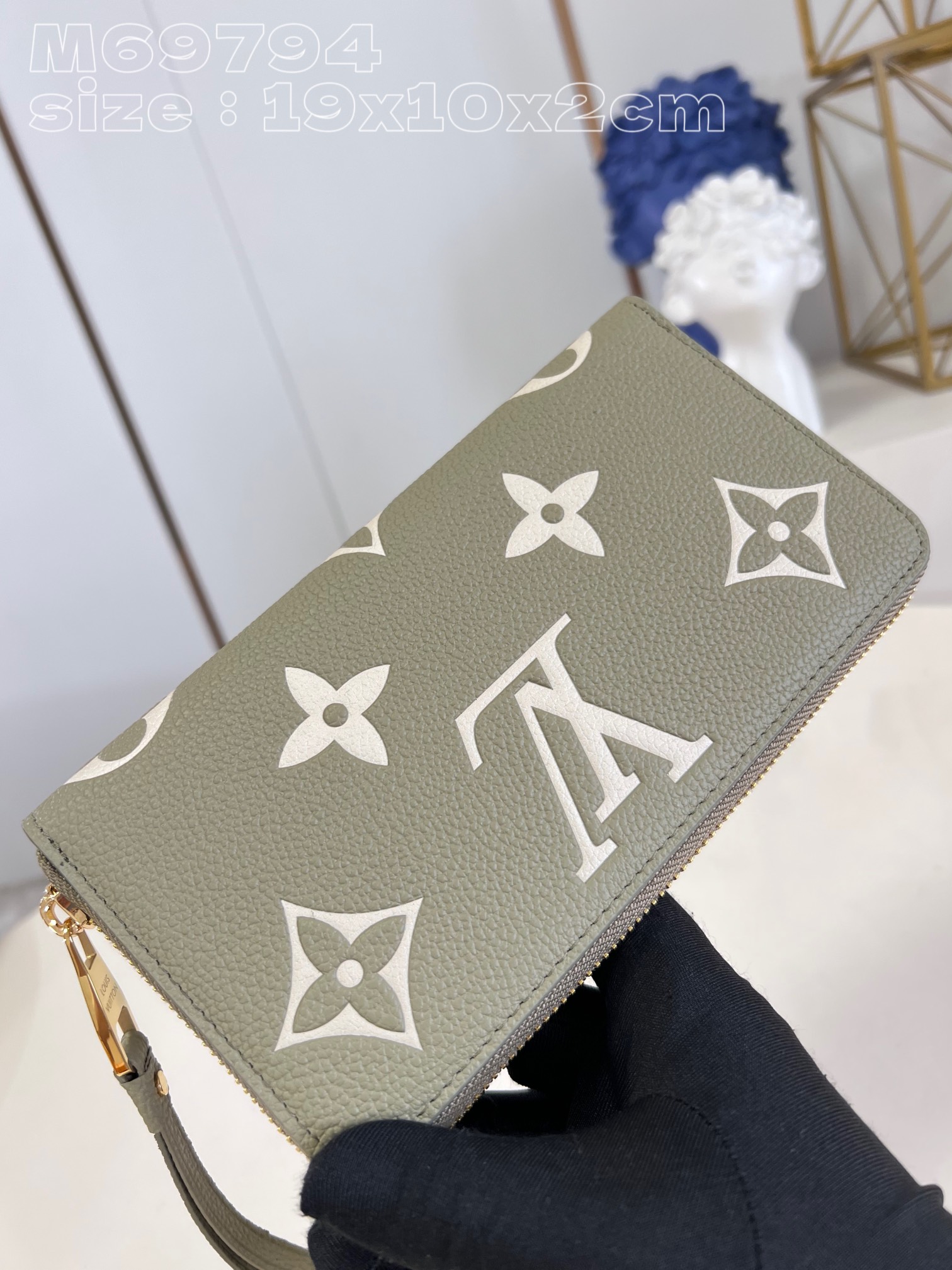 l0*is V*t0n m69794 zippy bag in green is made of colorful monogram empreinte leather