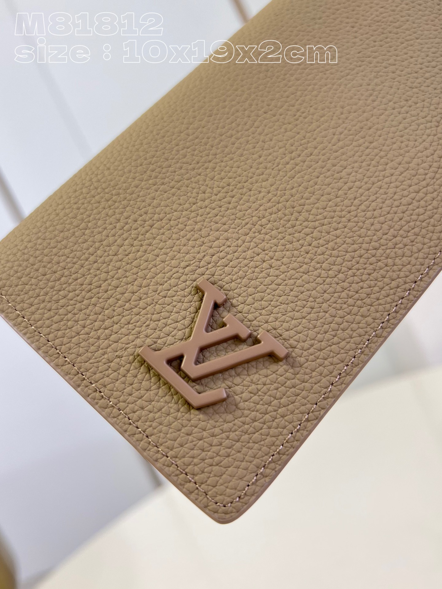 l0*is V*t0n m81812 apricot the new lv aerogram brazza wallet emphasizes the fine texture of