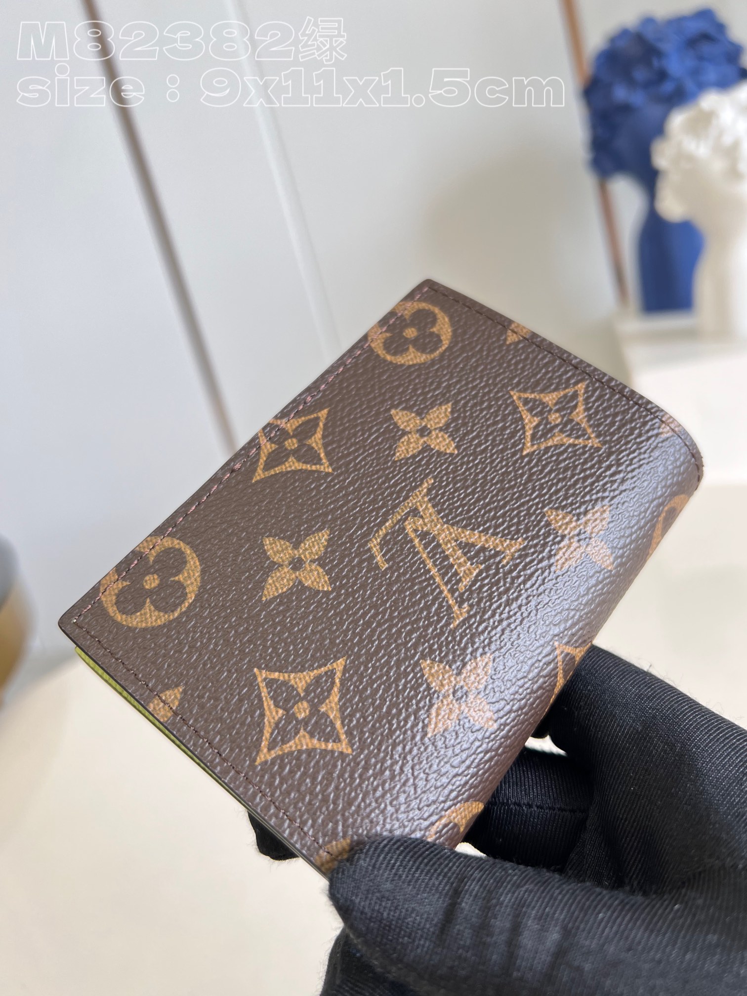 l0*is V*t0n m82382 green portefeuille lisa is made of monogram canvas and lined