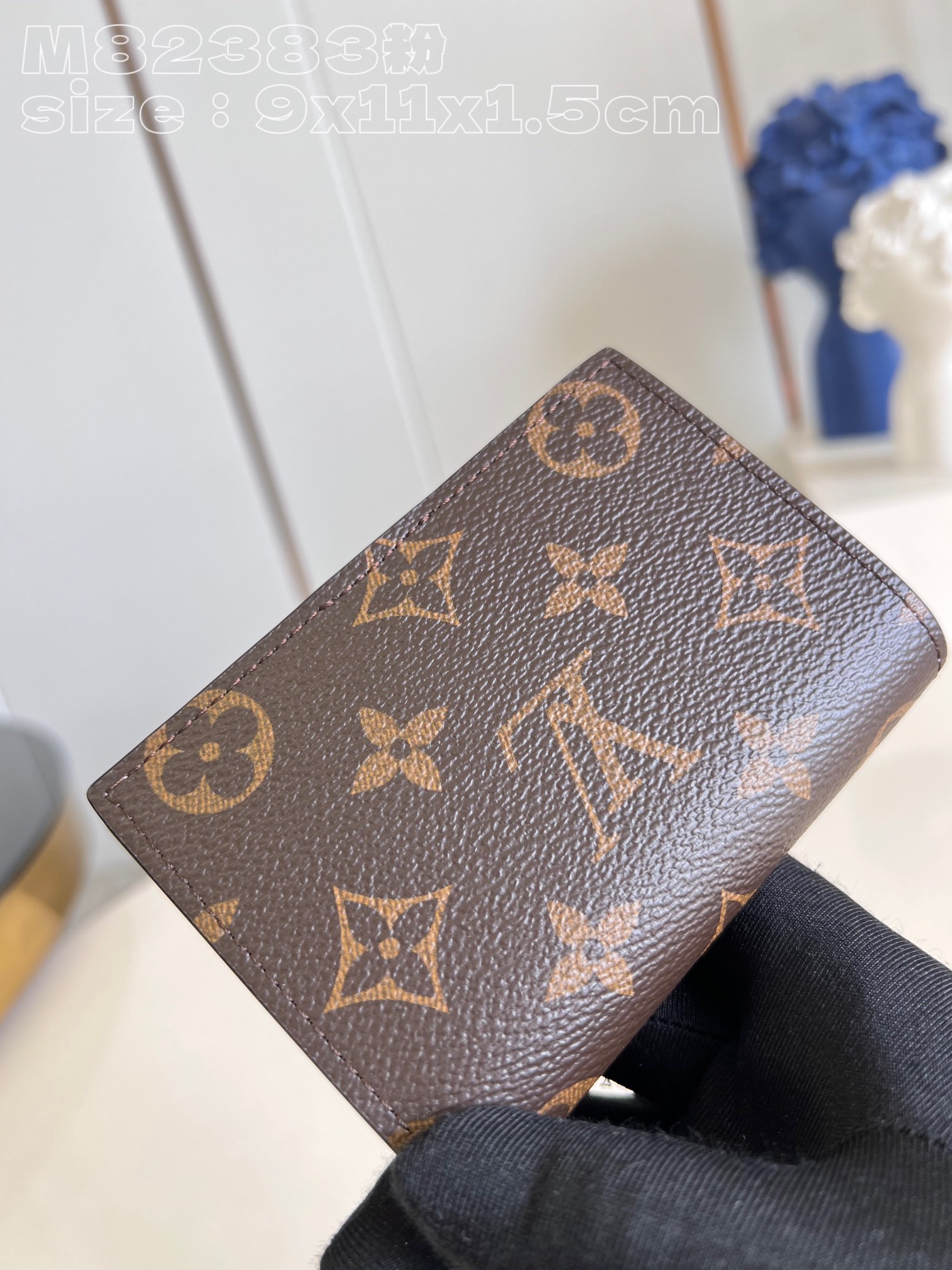 l0*is V*t0n m82383 pink portefeuille lisa is made of monogram canvas and lined with colorful