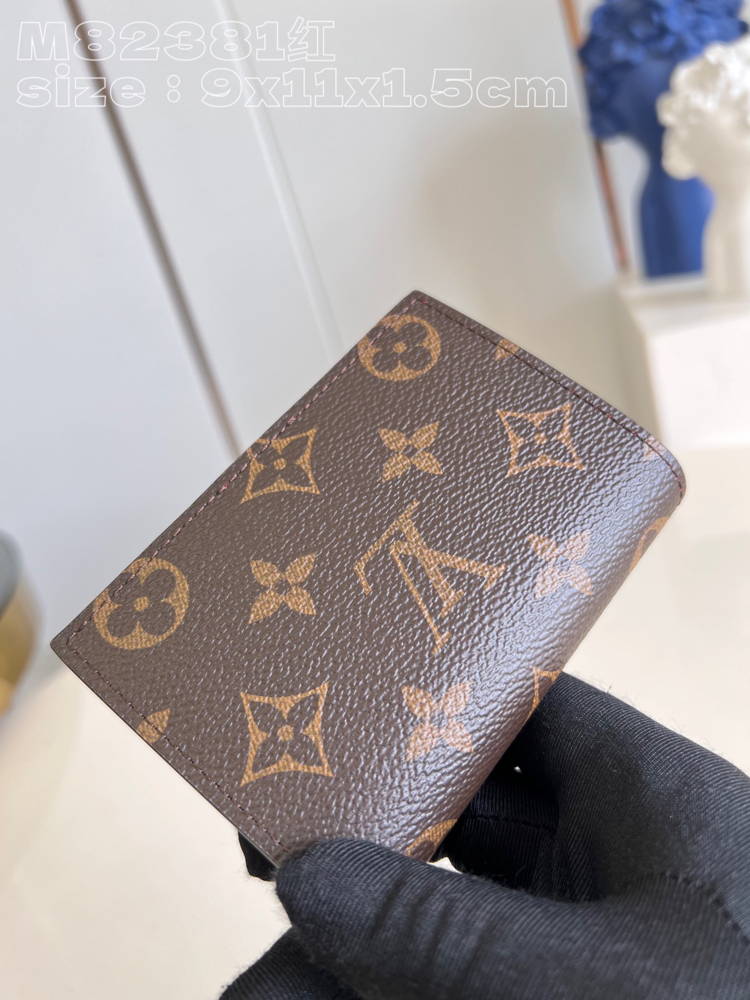 l0*is V*t0n m82381 red portefeuille lisa is made of monogram canvas and lined with colored