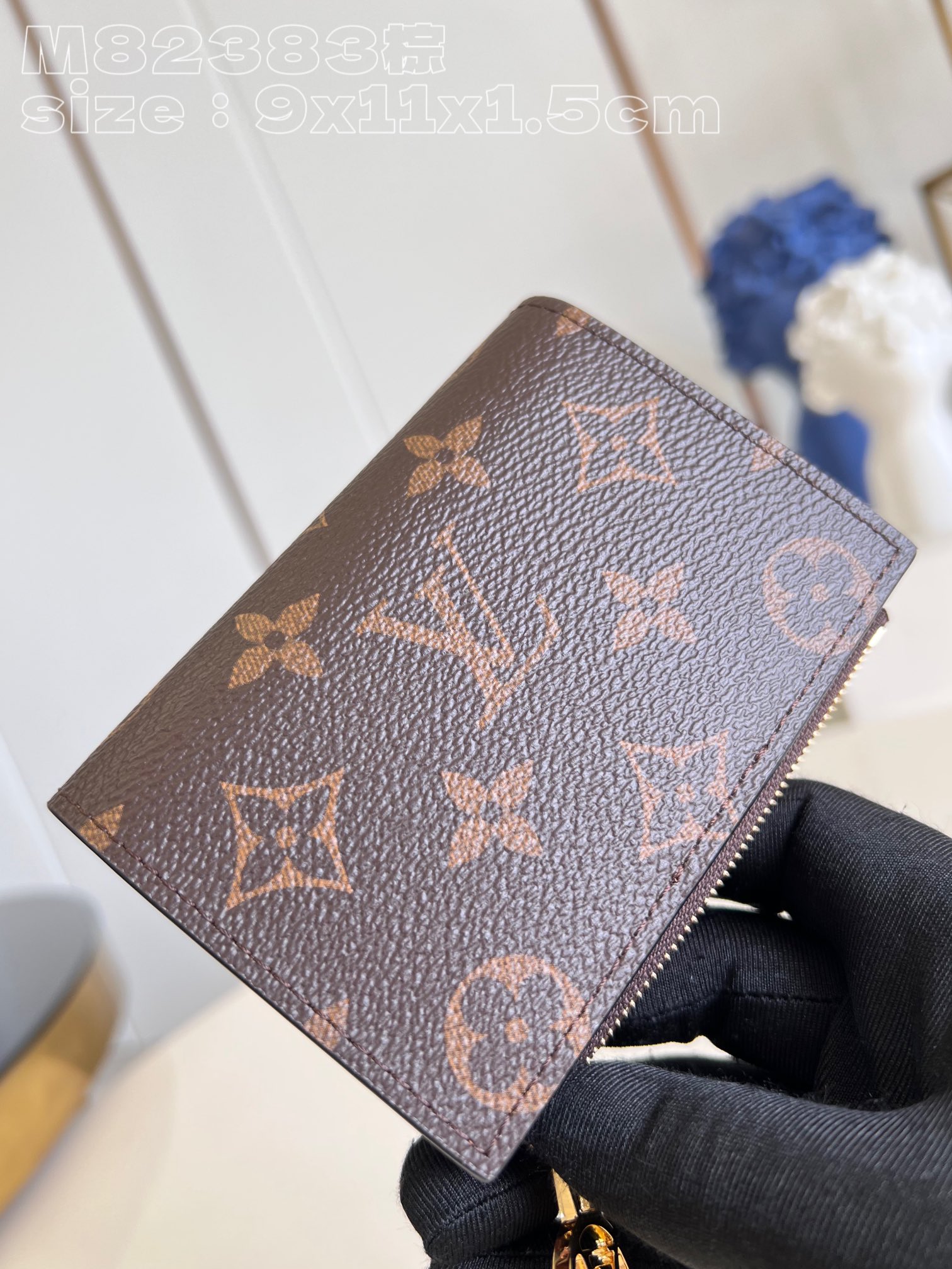 l0*is V*t0n m82415 brown portefeuille lisa is made of monogram canvas and lined with colored