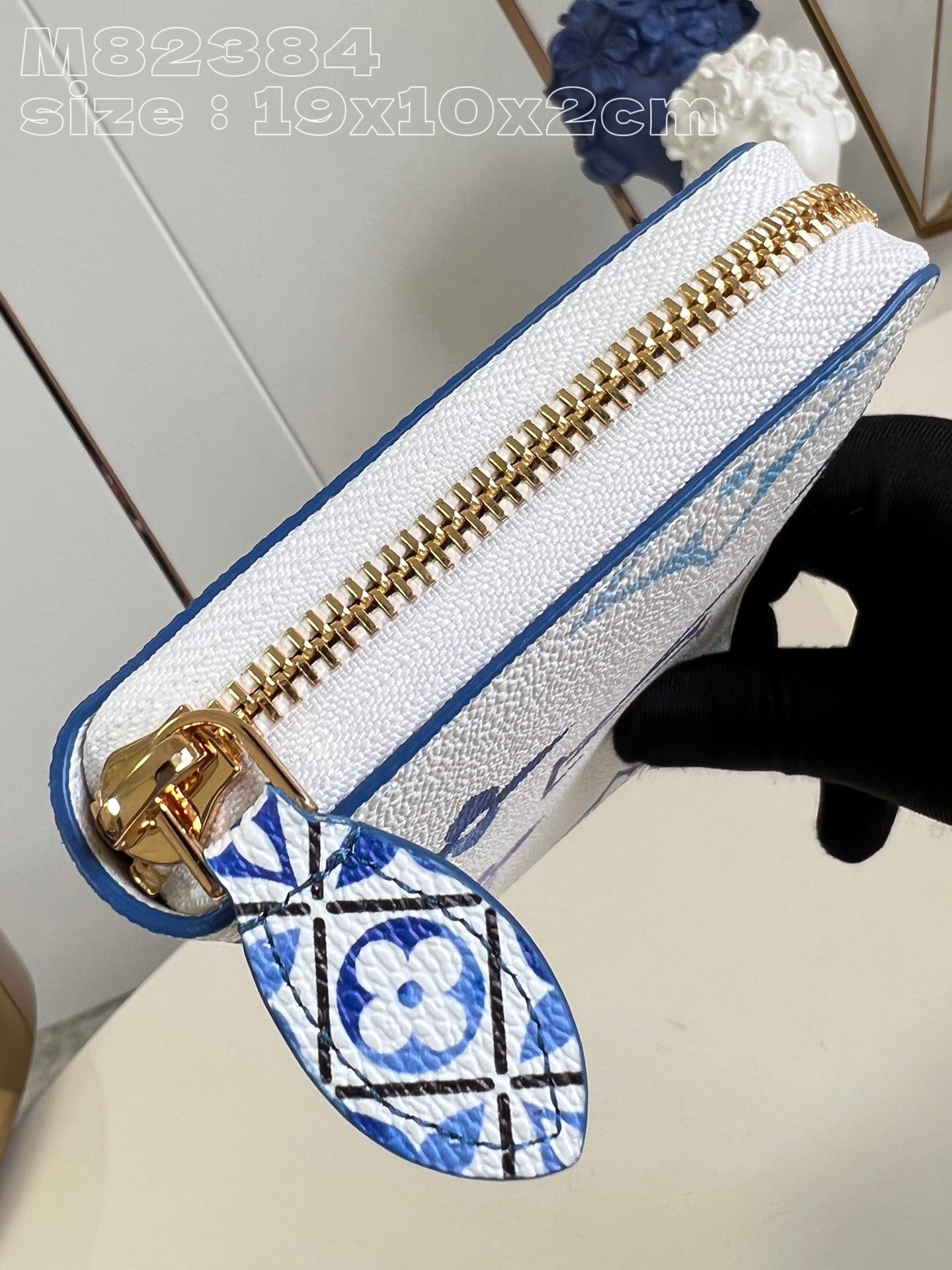l0*is V*t0n m82384 zippy wallet in blue is made of canvas with an oversized monogram pattern