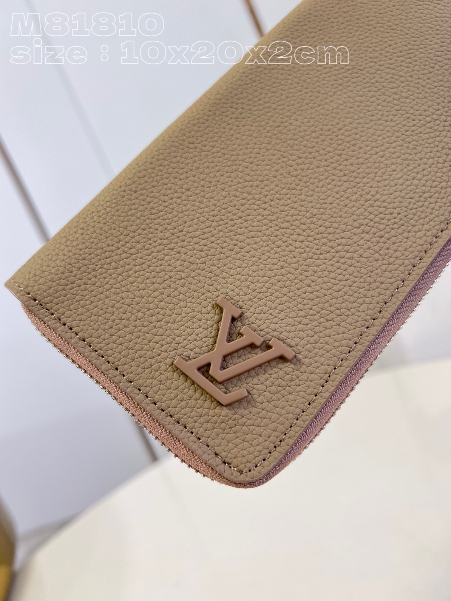 l0*is V*t0n m81810 apricot lv aerogram leather gives the zippy bag an understated style and