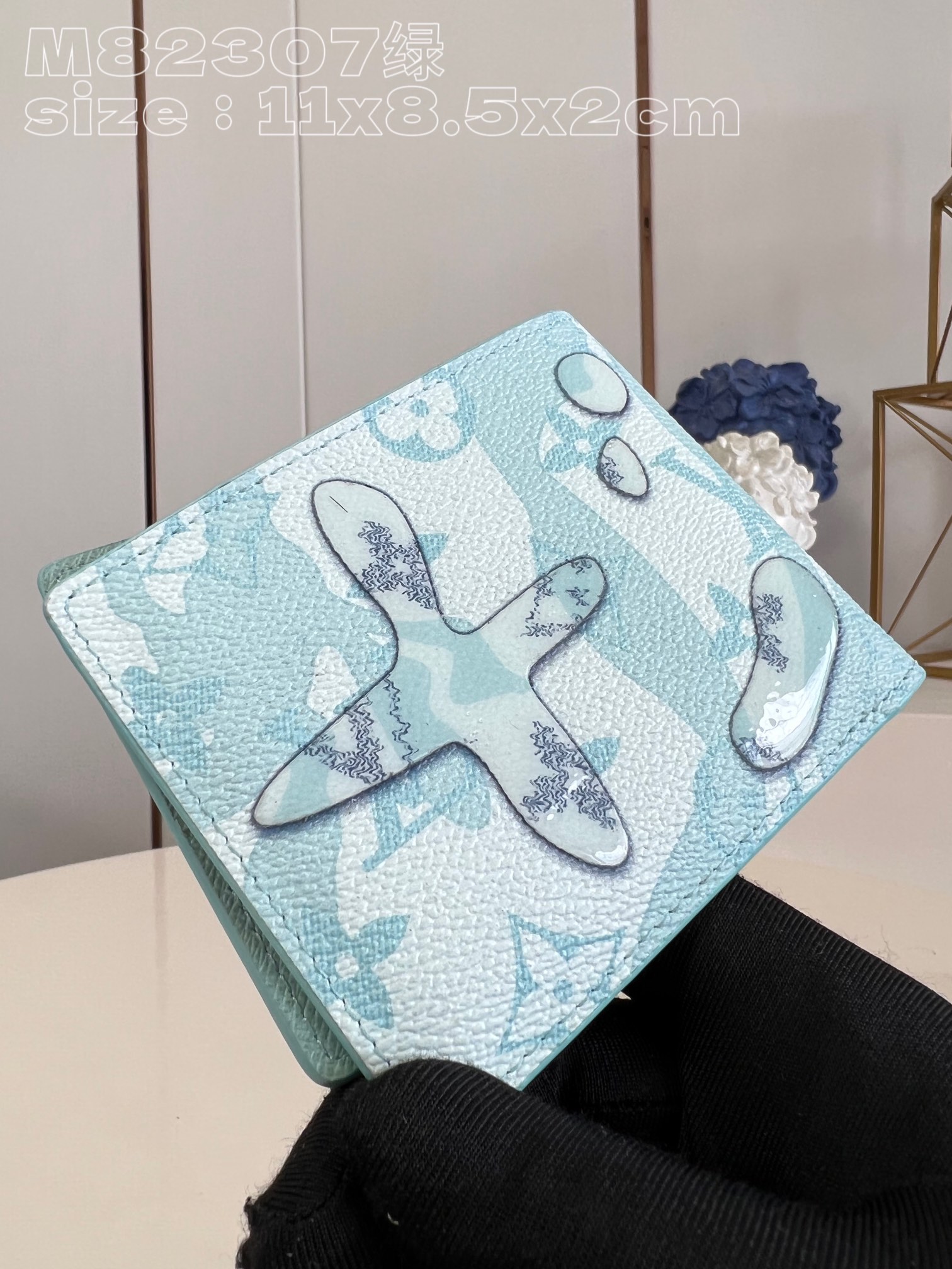 l0*is V*t0n m82307 green slender bag is made of clean monogram aquagarden canvas