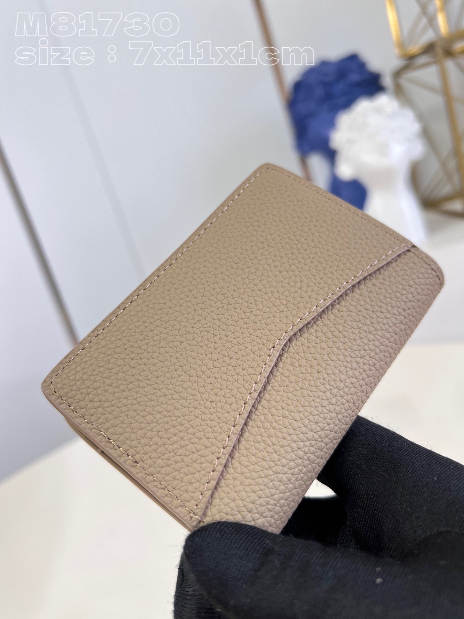 l0*is V*t0n m81730 apricot l0*is V*t0n bag is made of soft cowhide dyed in a sea color with