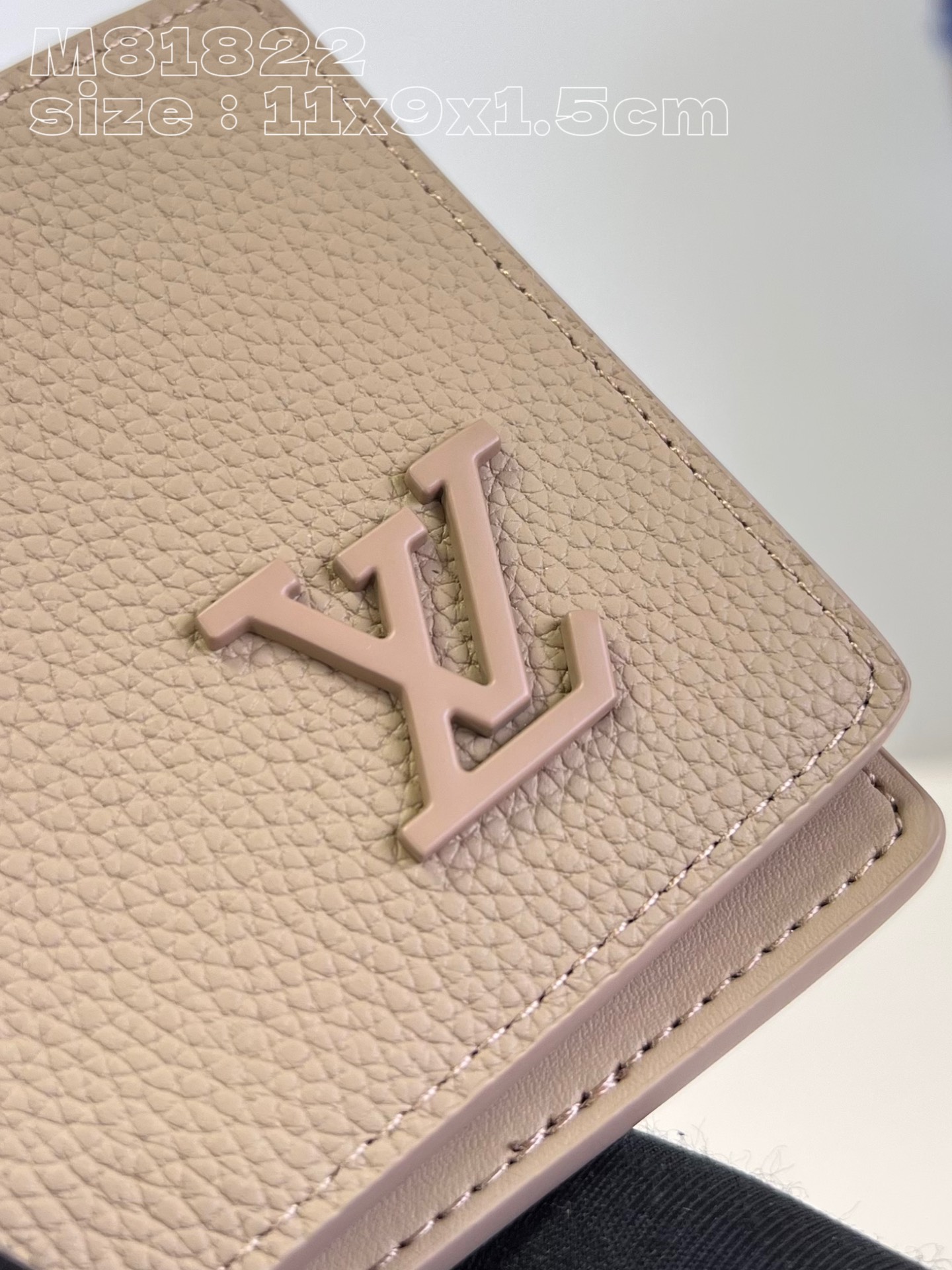 l0*is V*t0n m81822 apricot the new multiple bag in lv aerogram leather is the work of l0*is