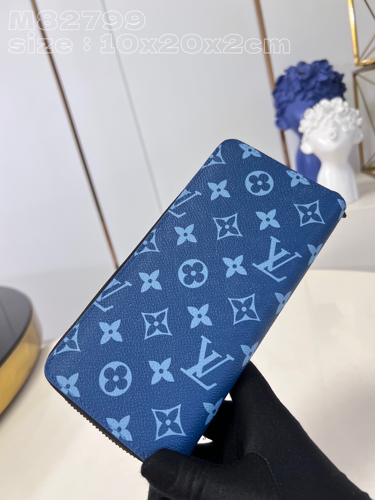 m82799 blue zippy bag in monogram canvas with a contrasting color scheme and “l0*is V*t0n” in