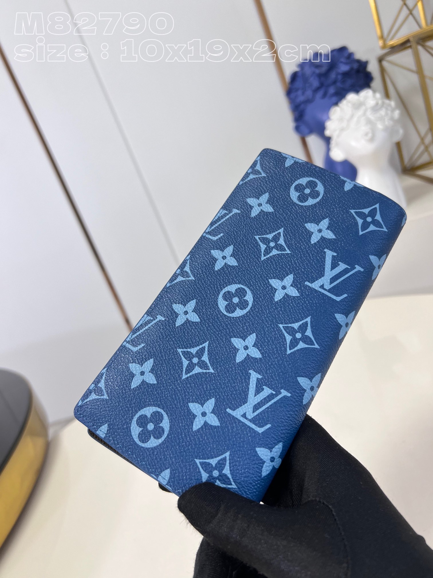 l0*is V*t0n m82790 blue brazza wallet in monogram-coated canvas with a color-blocked interior