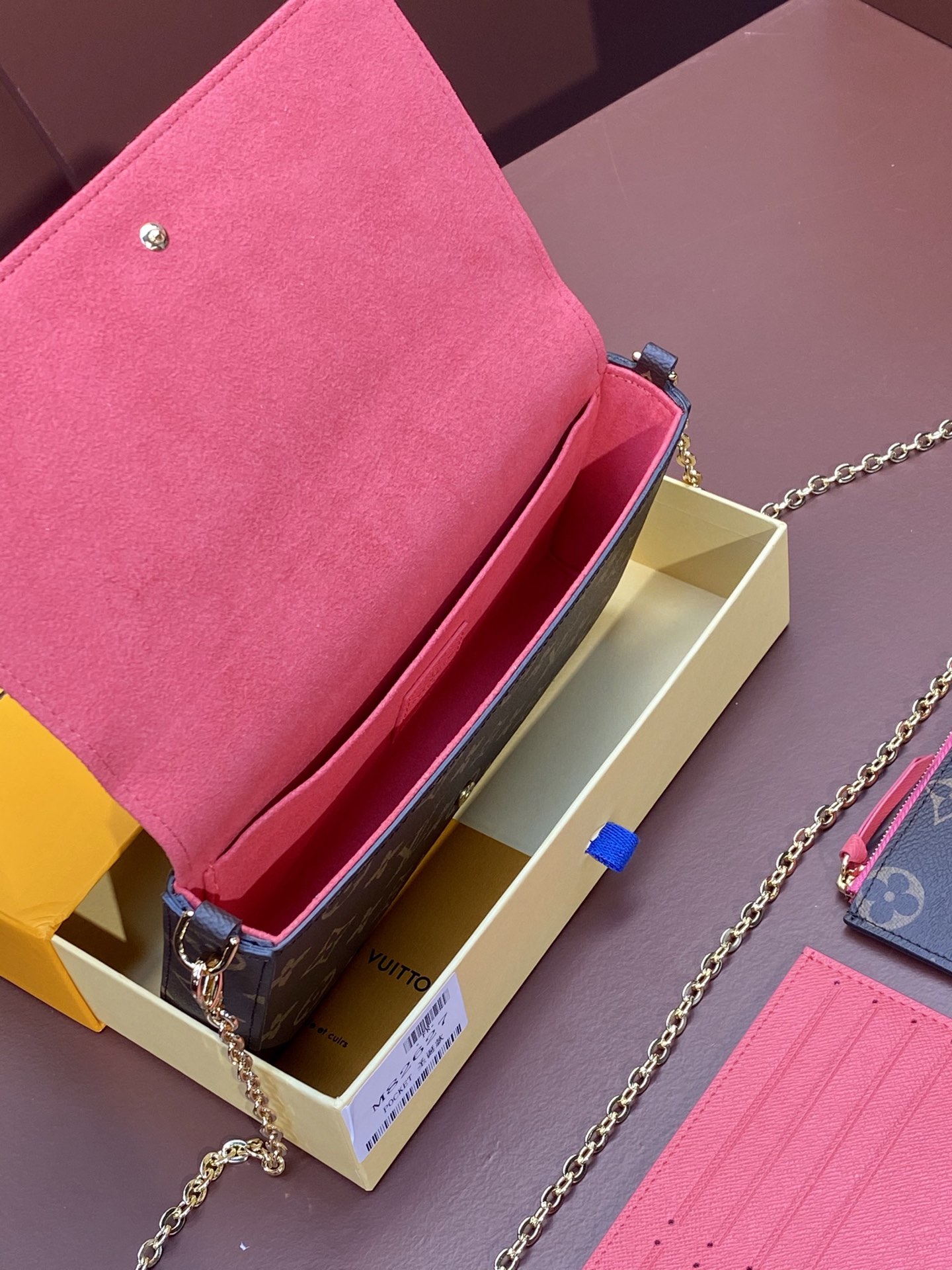 l0*is V*t0n the m82627 three-piece felicie bag is an elegant and luxurious bag with two removable