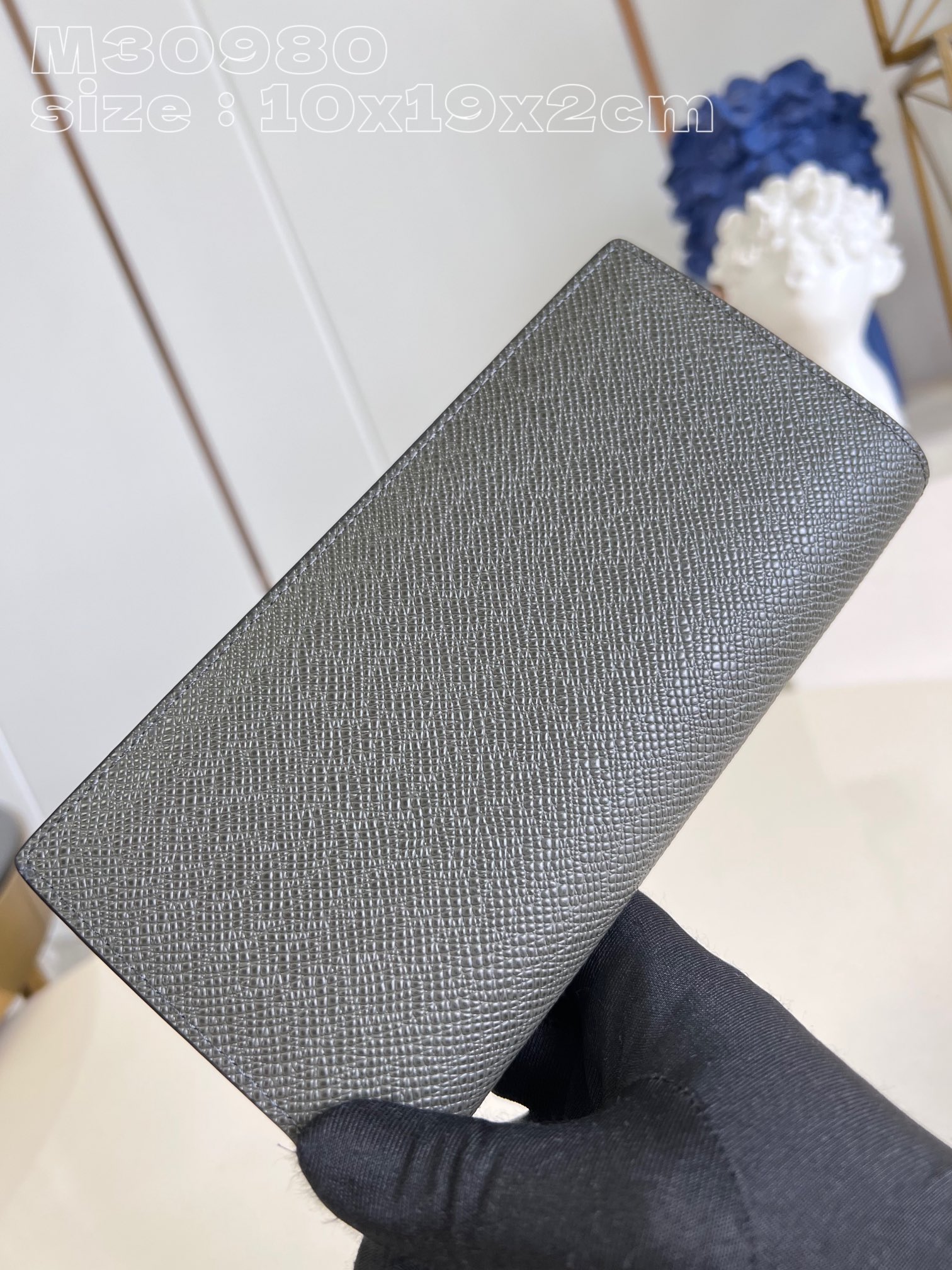 l0*is V*t0n m30980 dark blue brazza wallet has the richness of taga leather and the traditional