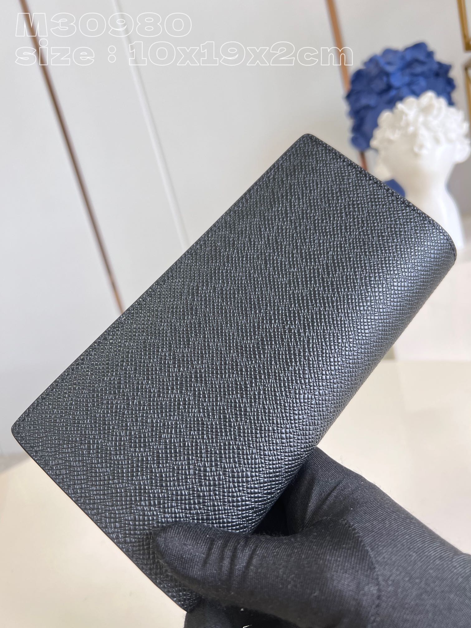 the brazza wallet in l0*is V*t0n m30980 has the rich texture of taga leather and the traditional
