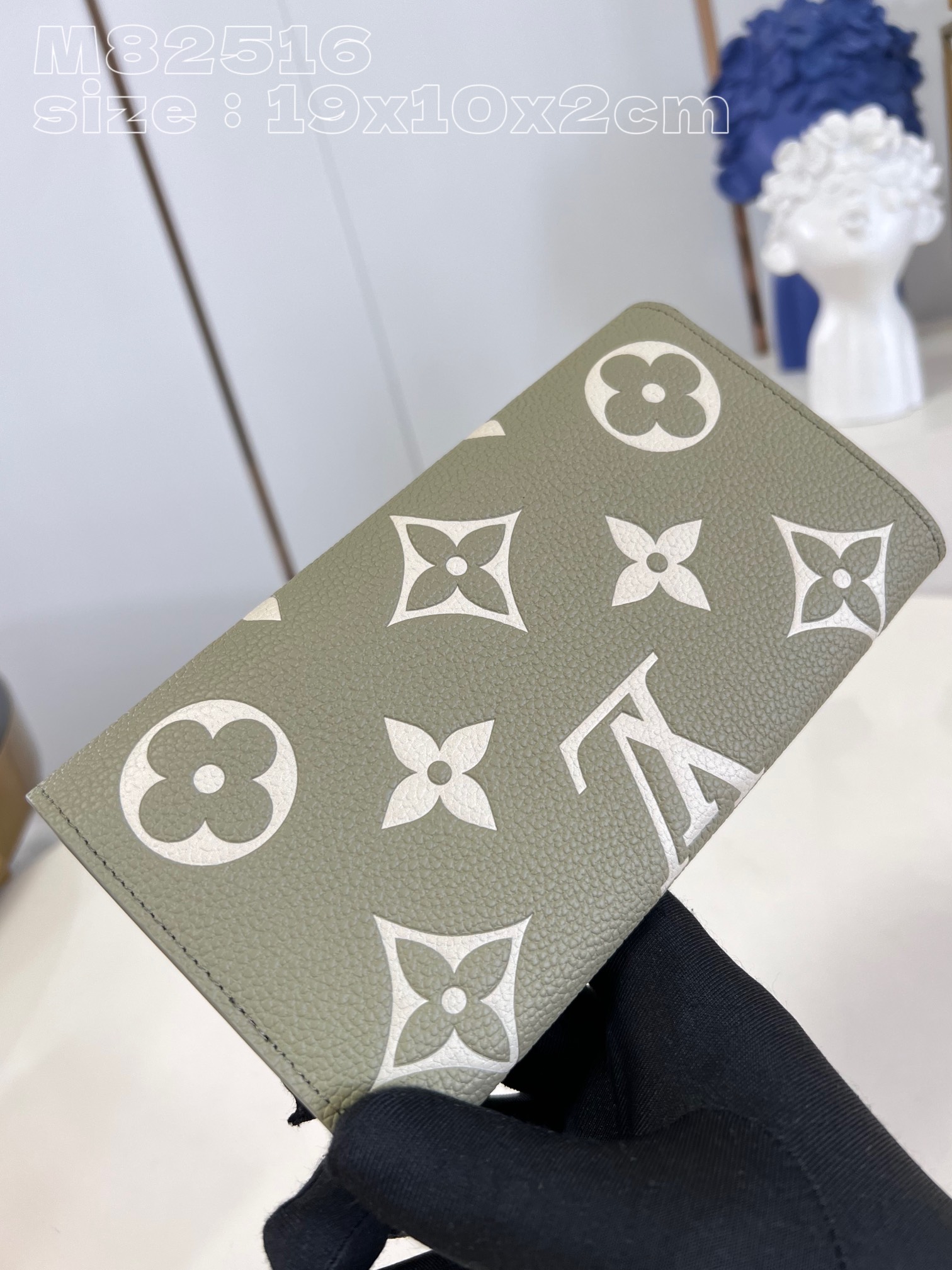 l0*is V*t0n m82516 green the l0*is V*t0n sarah bag is crafted in colorful monogram empreinte