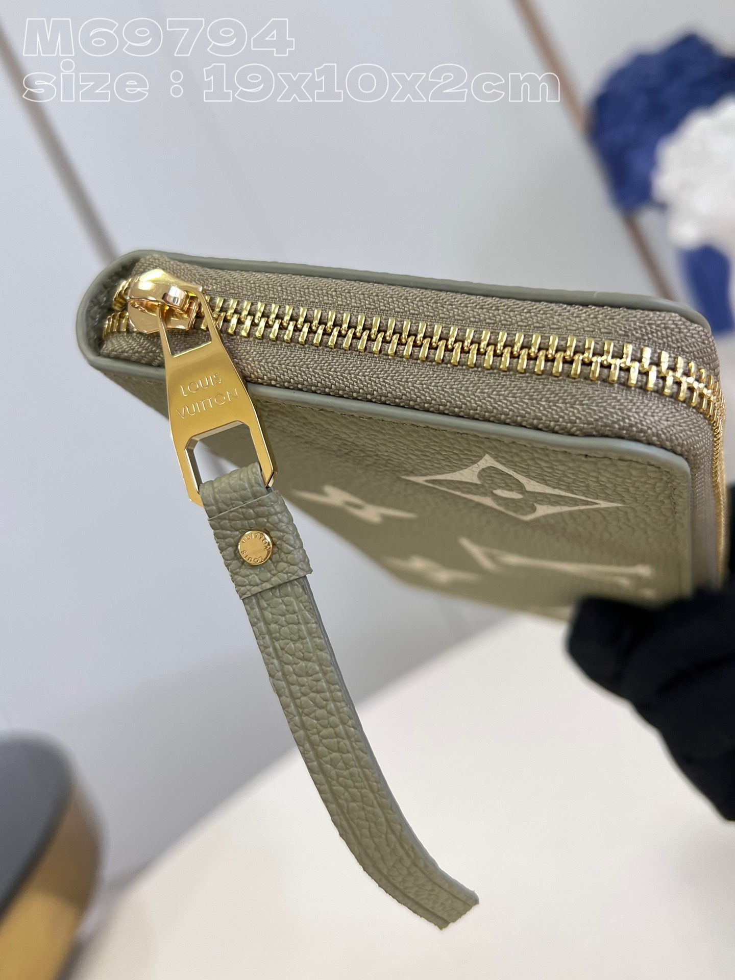 l0*is V*t0n m69794 zippy bag in green is made of colorful monogram empreinte leather
