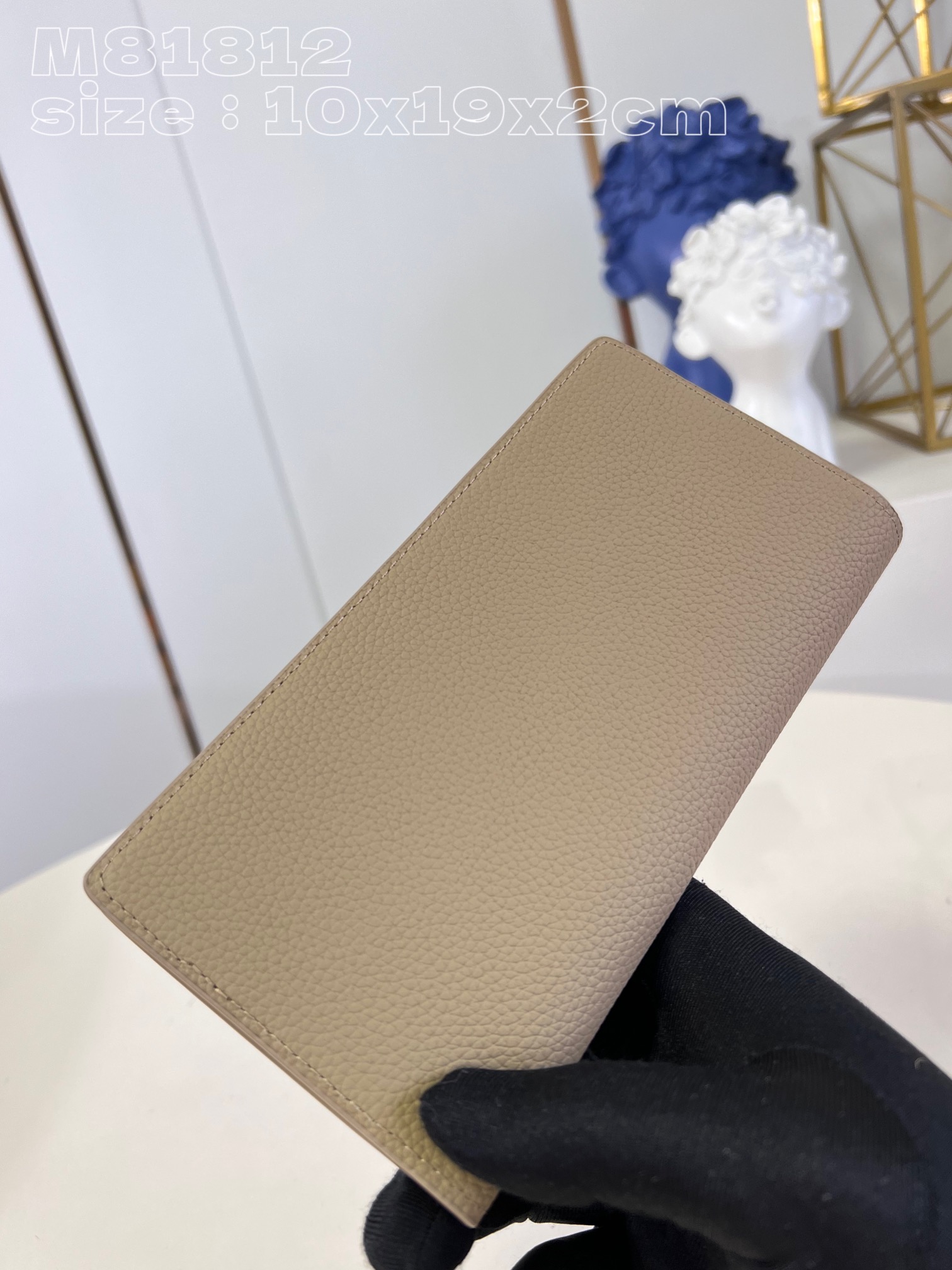 l0*is V*t0n m81812 apricot the new lv aerogram brazza wallet emphasizes the fine texture of