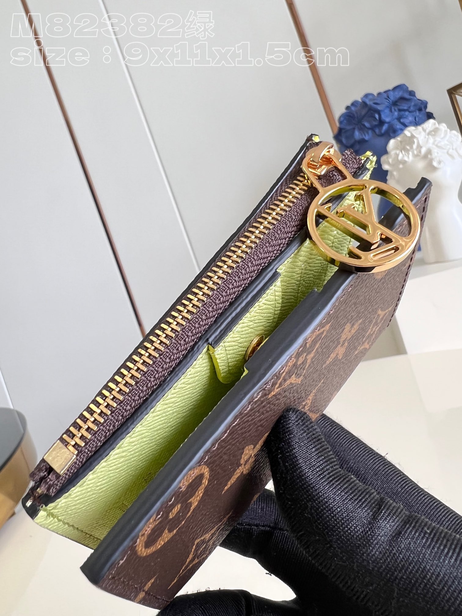 l0*is V*t0n m82382 green portefeuille lisa is made of monogram canvas and lined