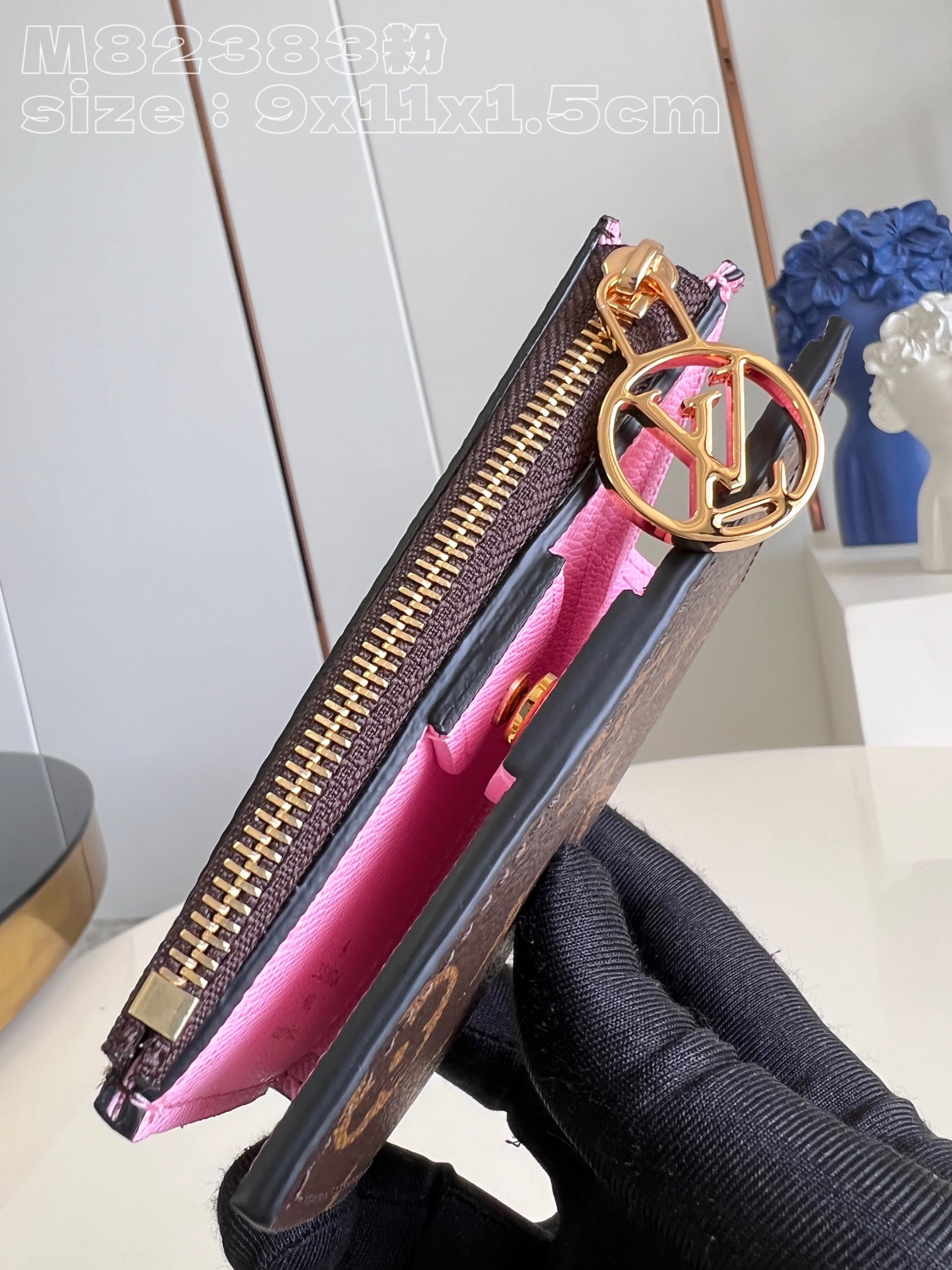 l0*is V*t0n m82383 pink portefeuille lisa is made of monogram canvas and lined with colorful