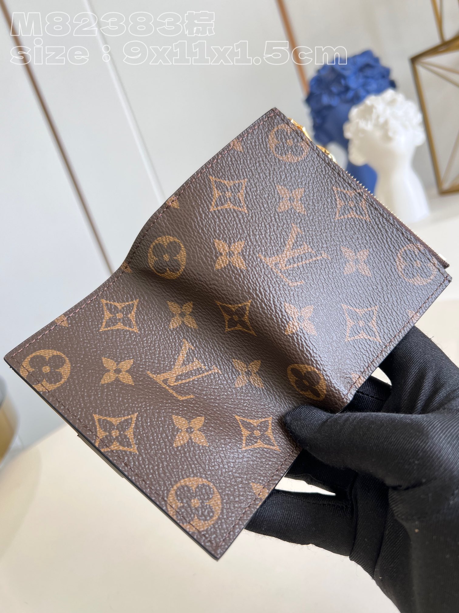 l0*is V*t0n m82415 brown portefeuille lisa is made of monogram canvas and lined with colored