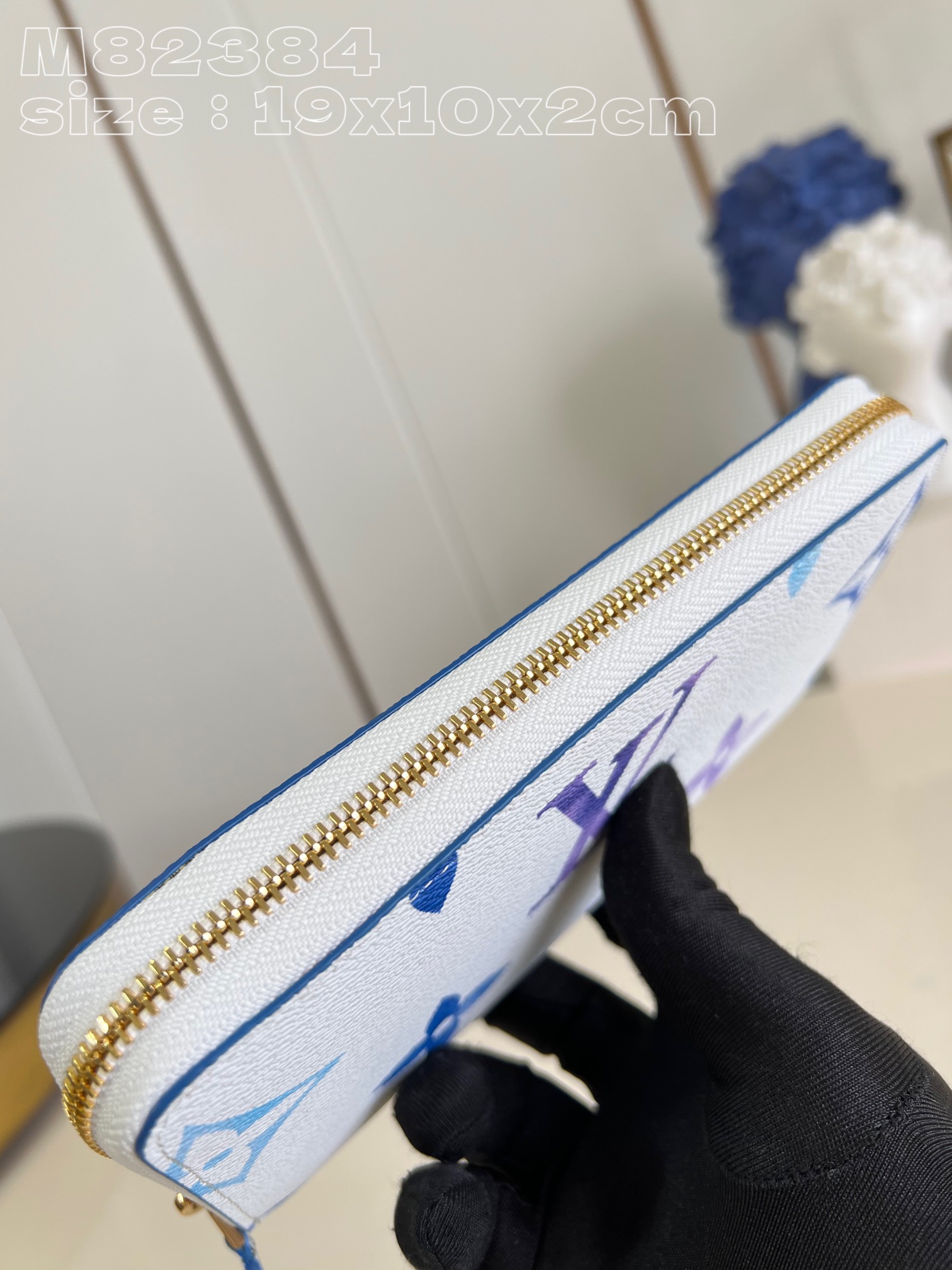 l0*is V*t0n m82384 zippy wallet in blue is made of canvas with an oversized monogram pattern