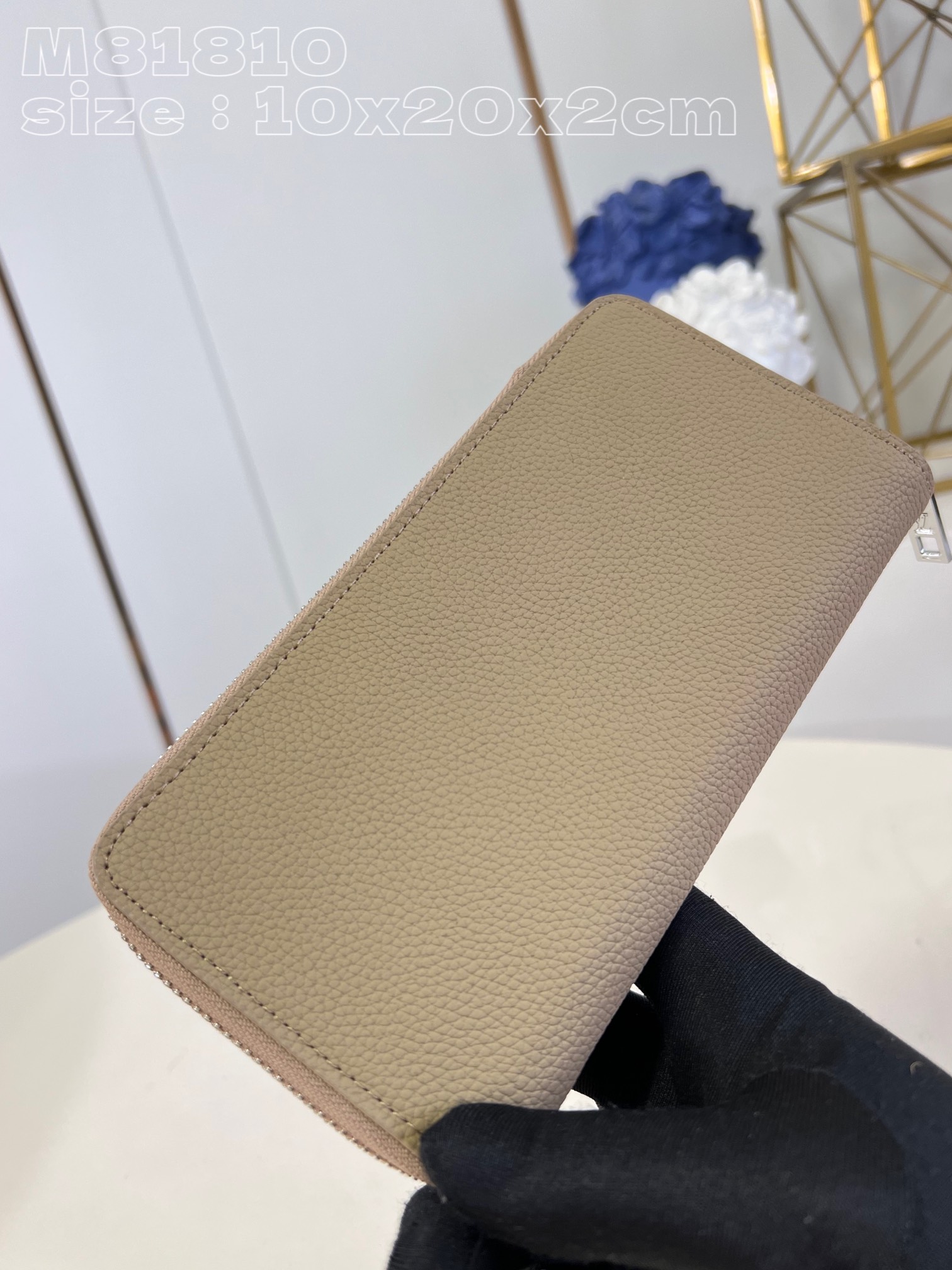 l0*is V*t0n m81810 apricot lv aerogram leather gives the zippy bag an understated style and
