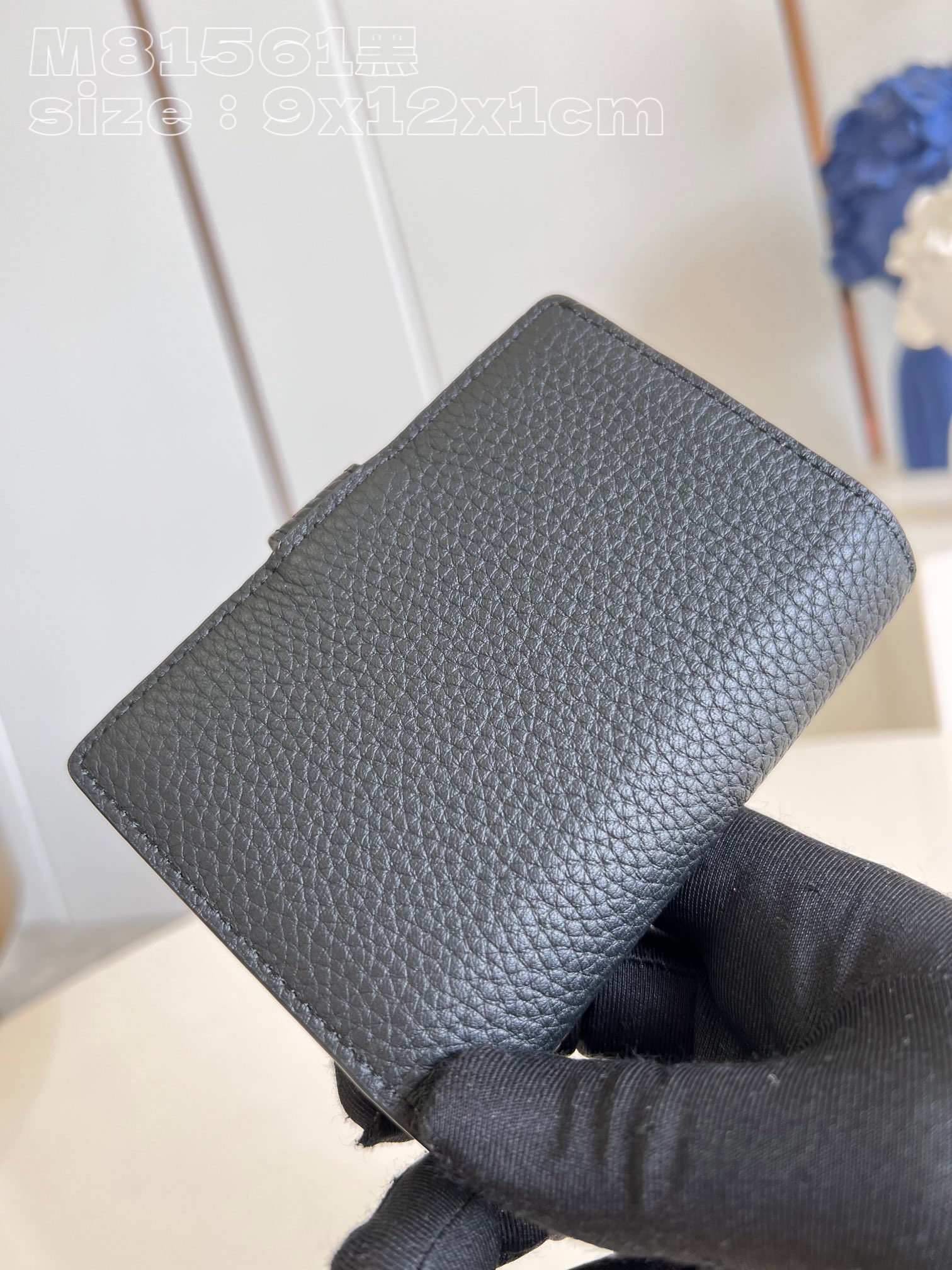 l0*is V*t0n m81561 in black, in grained taurillon leather, is a small, straight lv bag