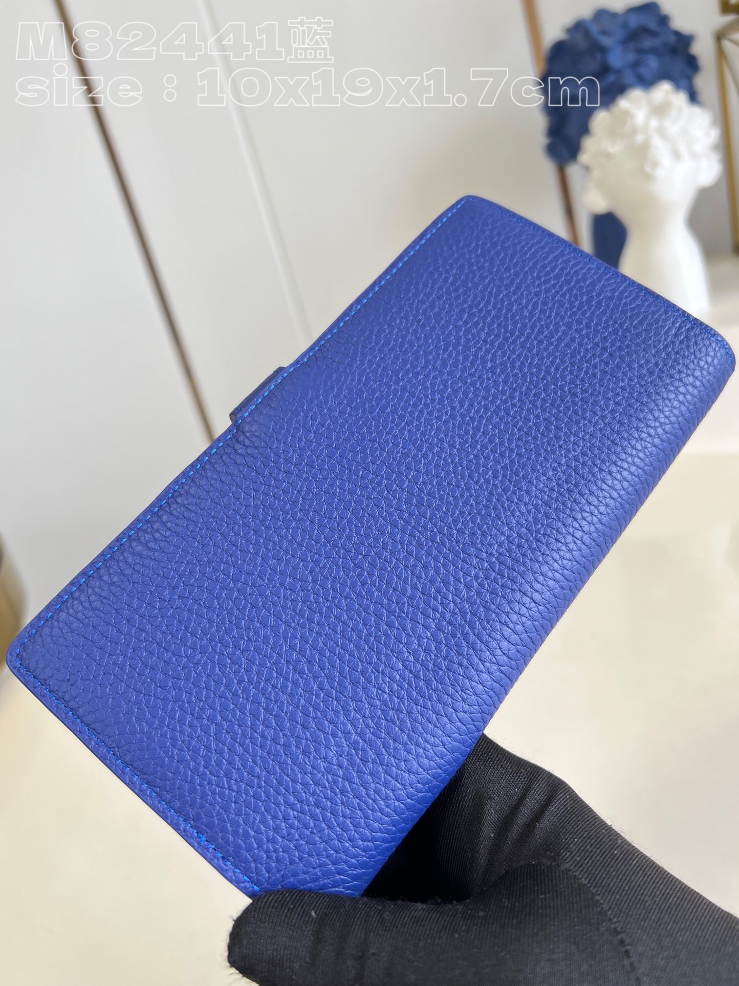l0*is v*t0n m82441 blue lv vertical wallet in S*pple grained taurillon leather